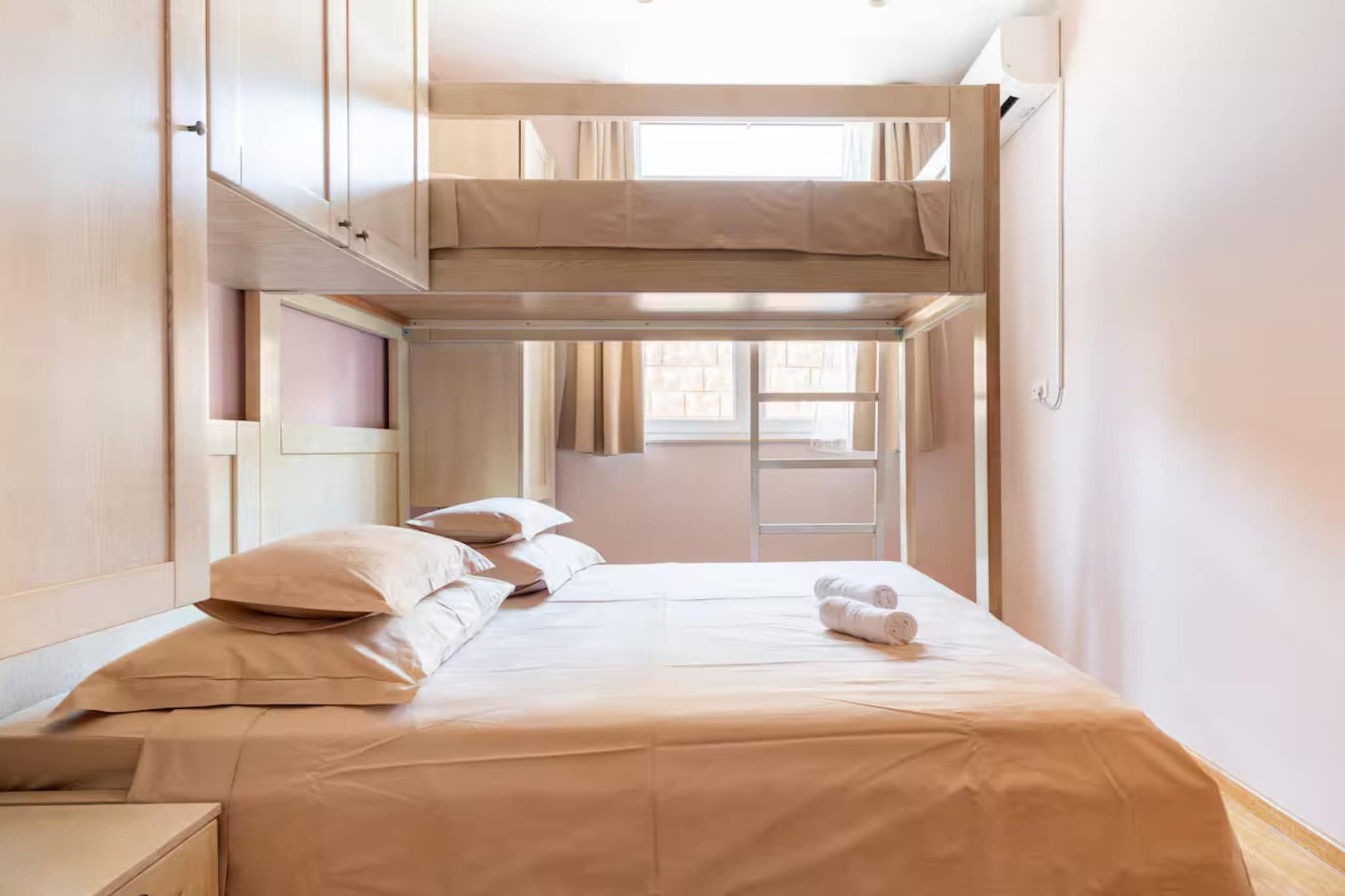 Villa Ana with Outdoor Pool, Sauna and Hot-Tub - Six Bedroom Villa with Outdoor Pool, Sauna and Hot-Tub - Slaapkamer