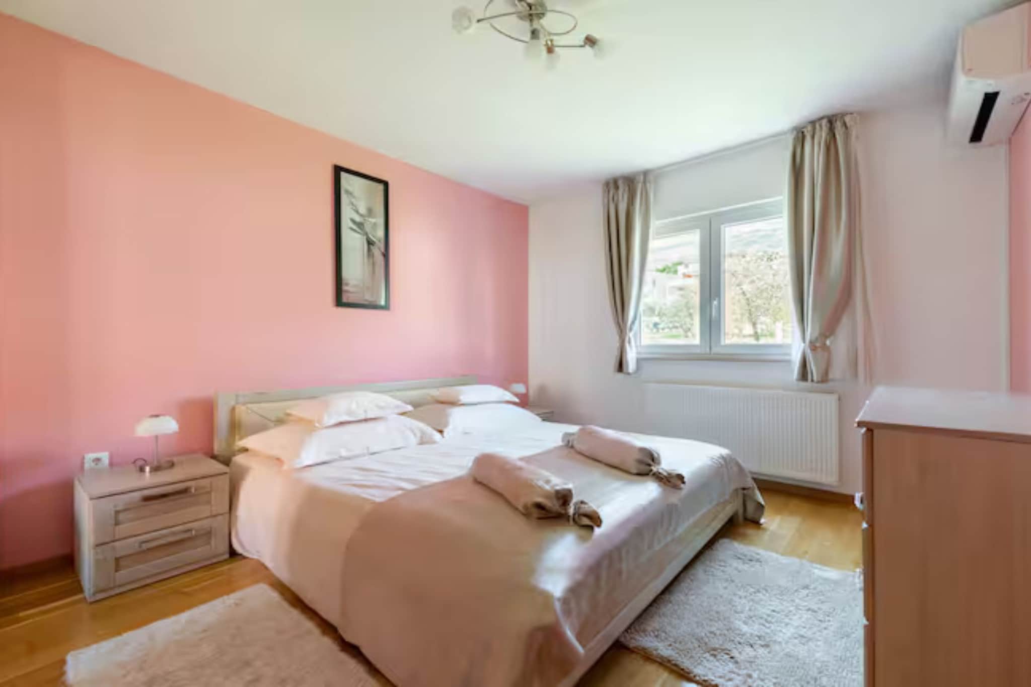 Villa Ana with Outdoor Pool, Sauna and Hot-Tub - Six Bedroom Villa with Outdoor Pool, Sauna and Hot-Tub - Slaapkamer