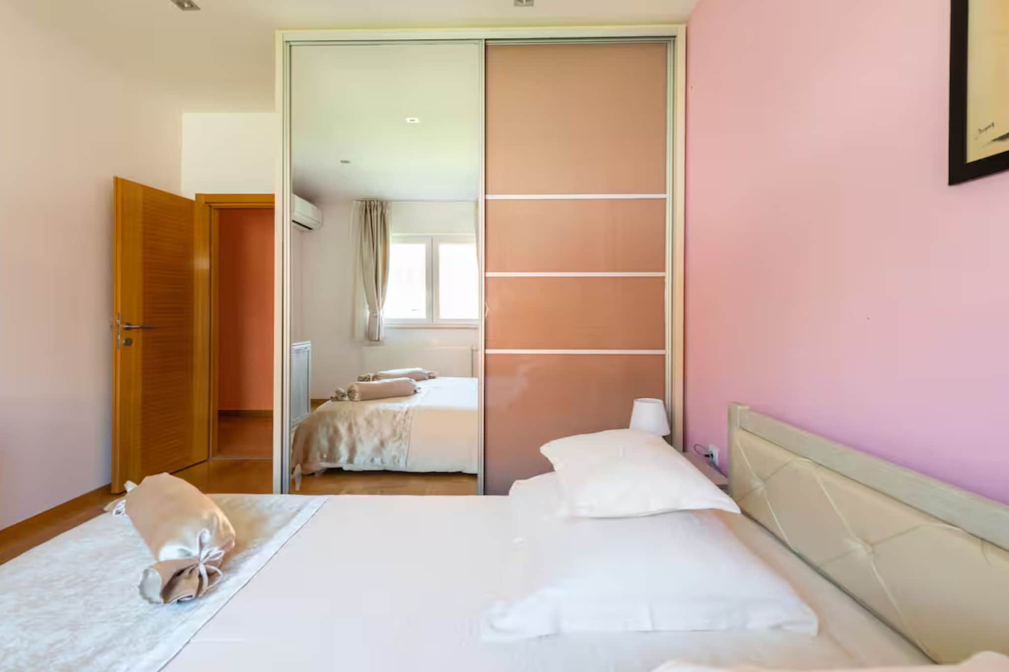 Villa Ana with Outdoor Pool, Sauna and Hot-Tub - Six Bedroom Villa with Outdoor Pool, Sauna and Hot-Tub - Slaapkamer