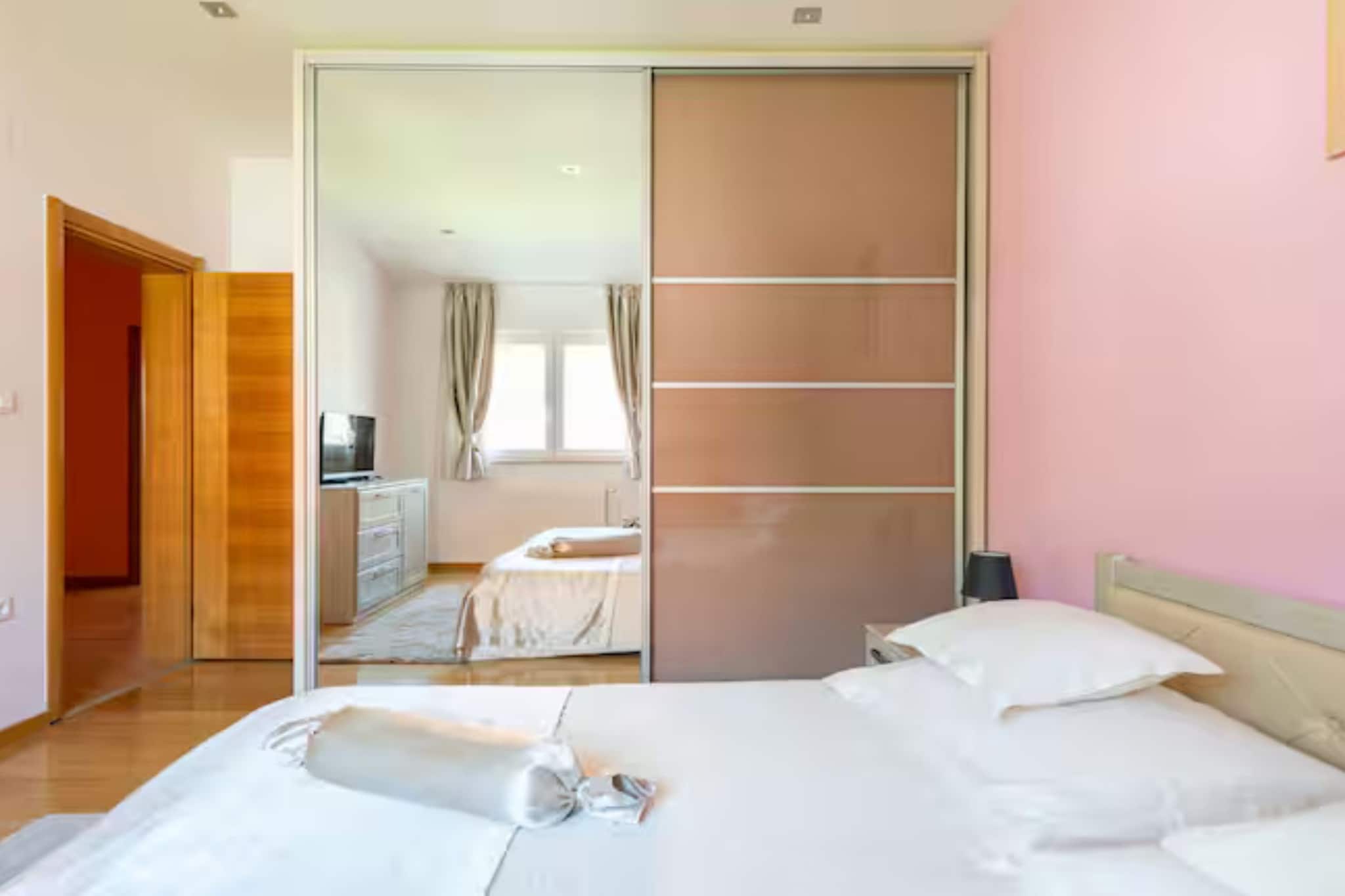 Villa Ana with Outdoor Pool, Sauna and Hot-Tub - Six Bedroom Villa with Outdoor Pool, Sauna and Hot-Tub - Slaapkamer