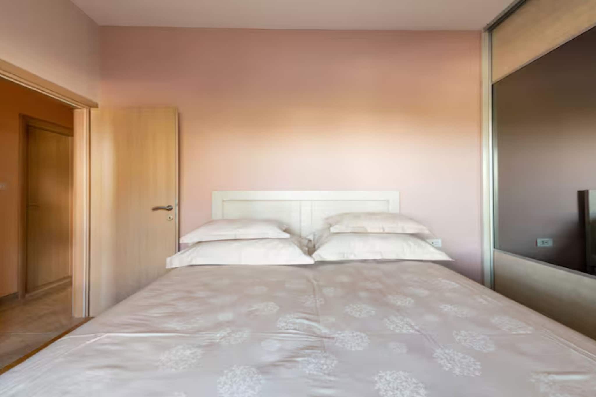 Villa Ana with Outdoor Pool, Sauna and Hot-Tub - Six Bedroom Villa with Outdoor Pool, Sauna and Hot-Tub - Slaapkamer
