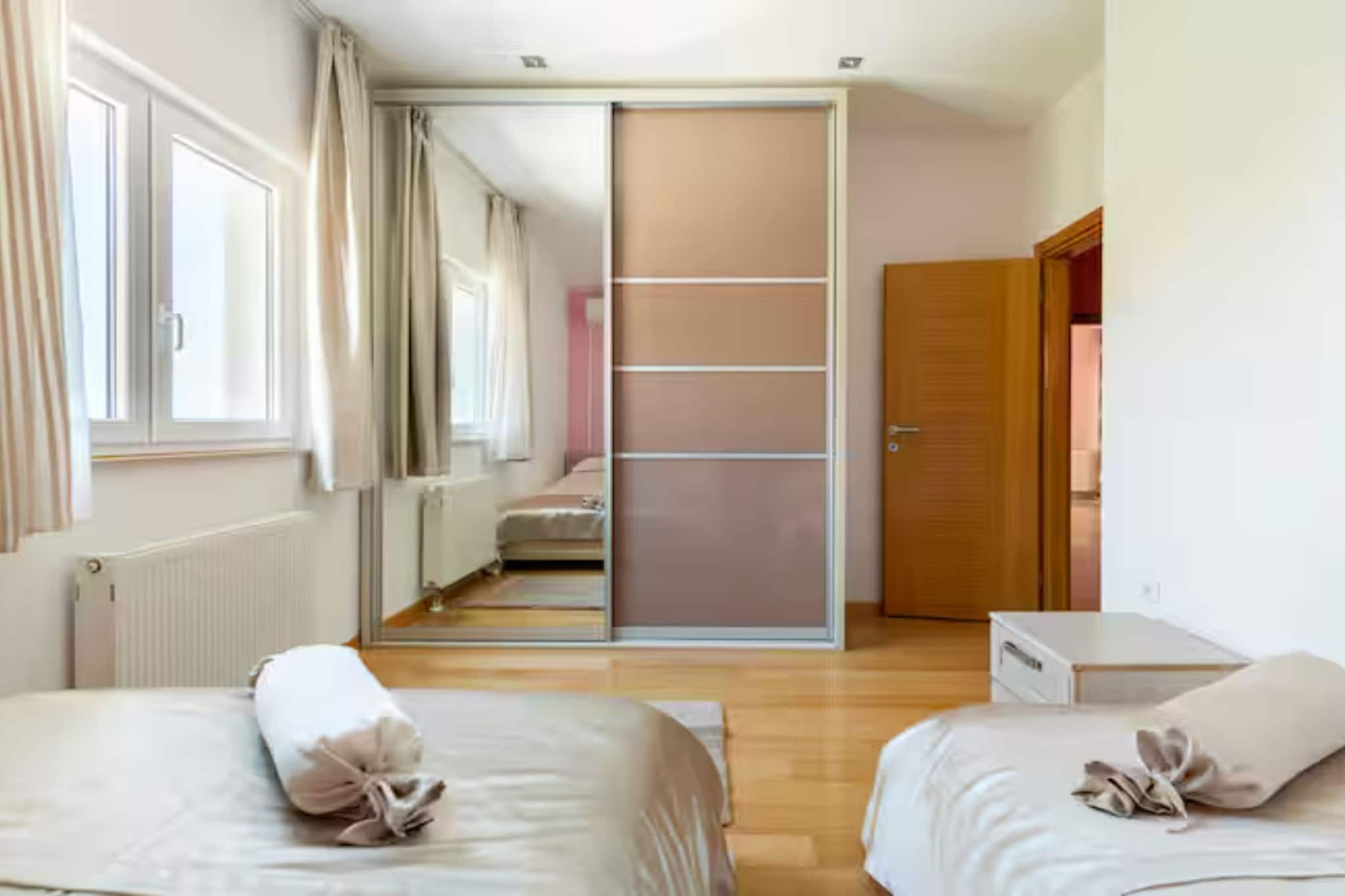 Villa Ana with Outdoor Pool, Sauna and Hot-Tub - Six Bedroom Villa with Outdoor Pool, Sauna and Hot-Tub - Slaapkamer