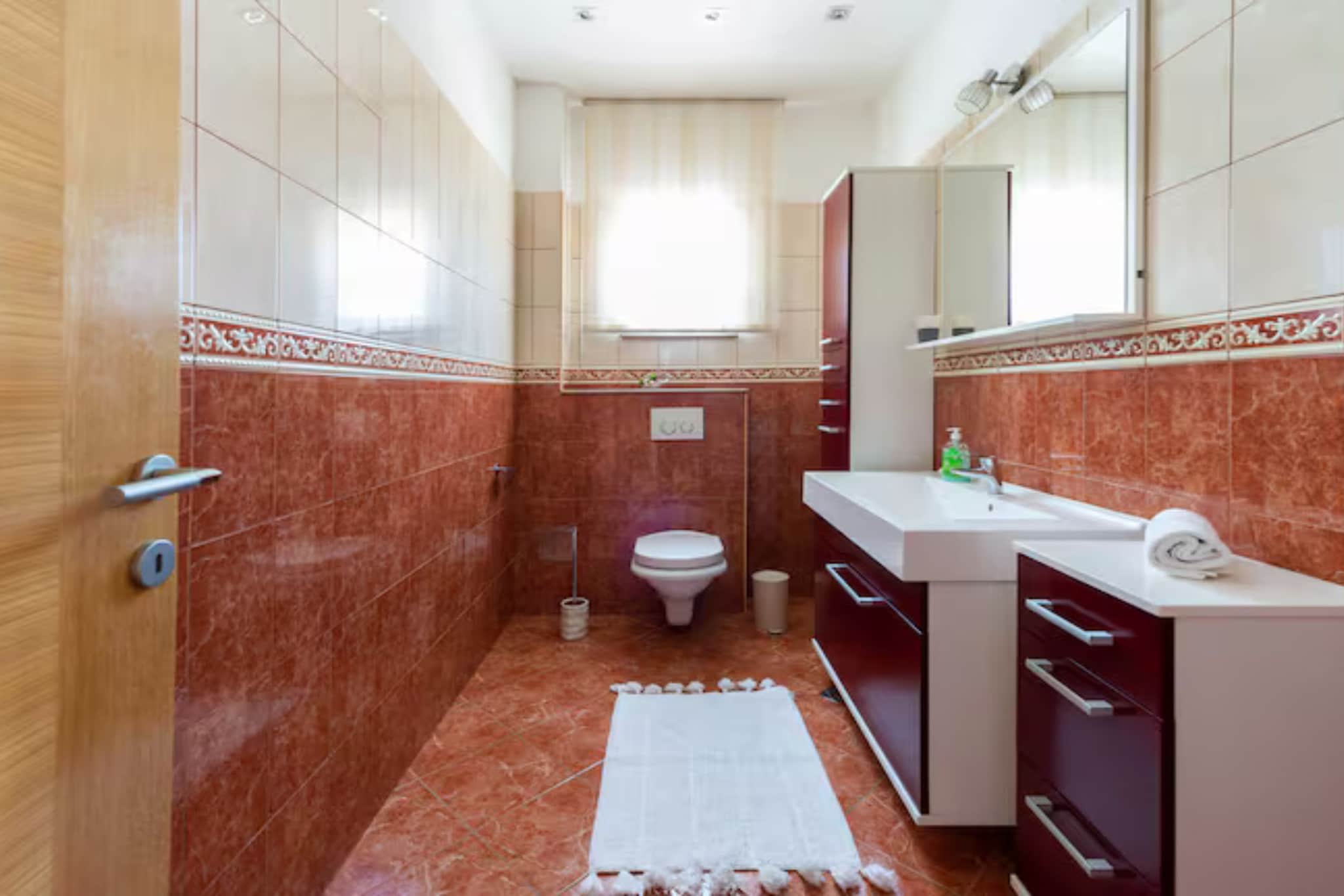 Villa Ana with Outdoor Pool, Sauna and Hot-Tub - Six Bedroom Villa with Outdoor Pool, Sauna and Hot-Tub - Badkamer