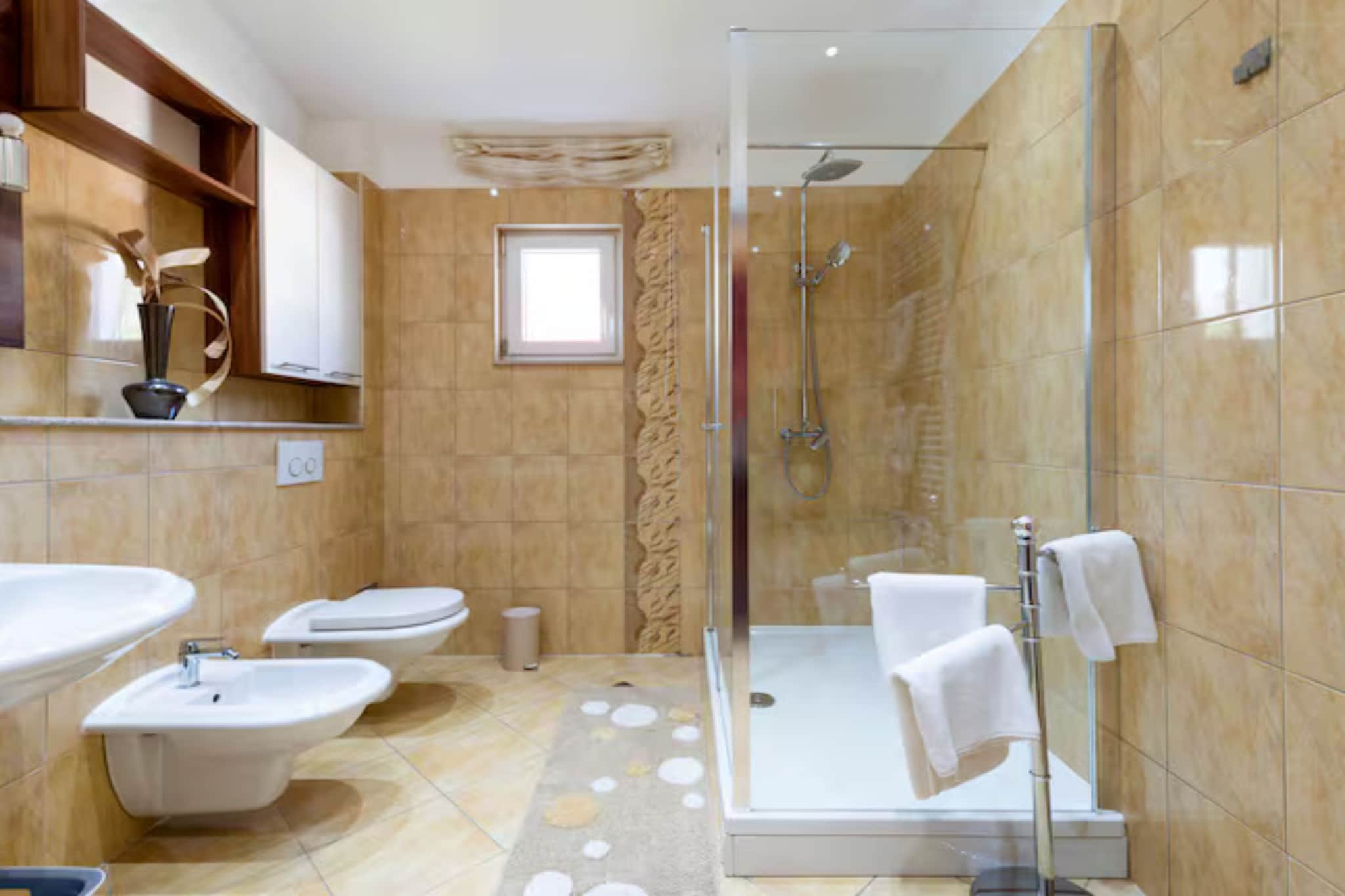 Villa Ana with Outdoor Pool, Sauna and Hot-Tub - Six Bedroom Villa with Outdoor Pool, Sauna and Hot-Tub - Badkamer
