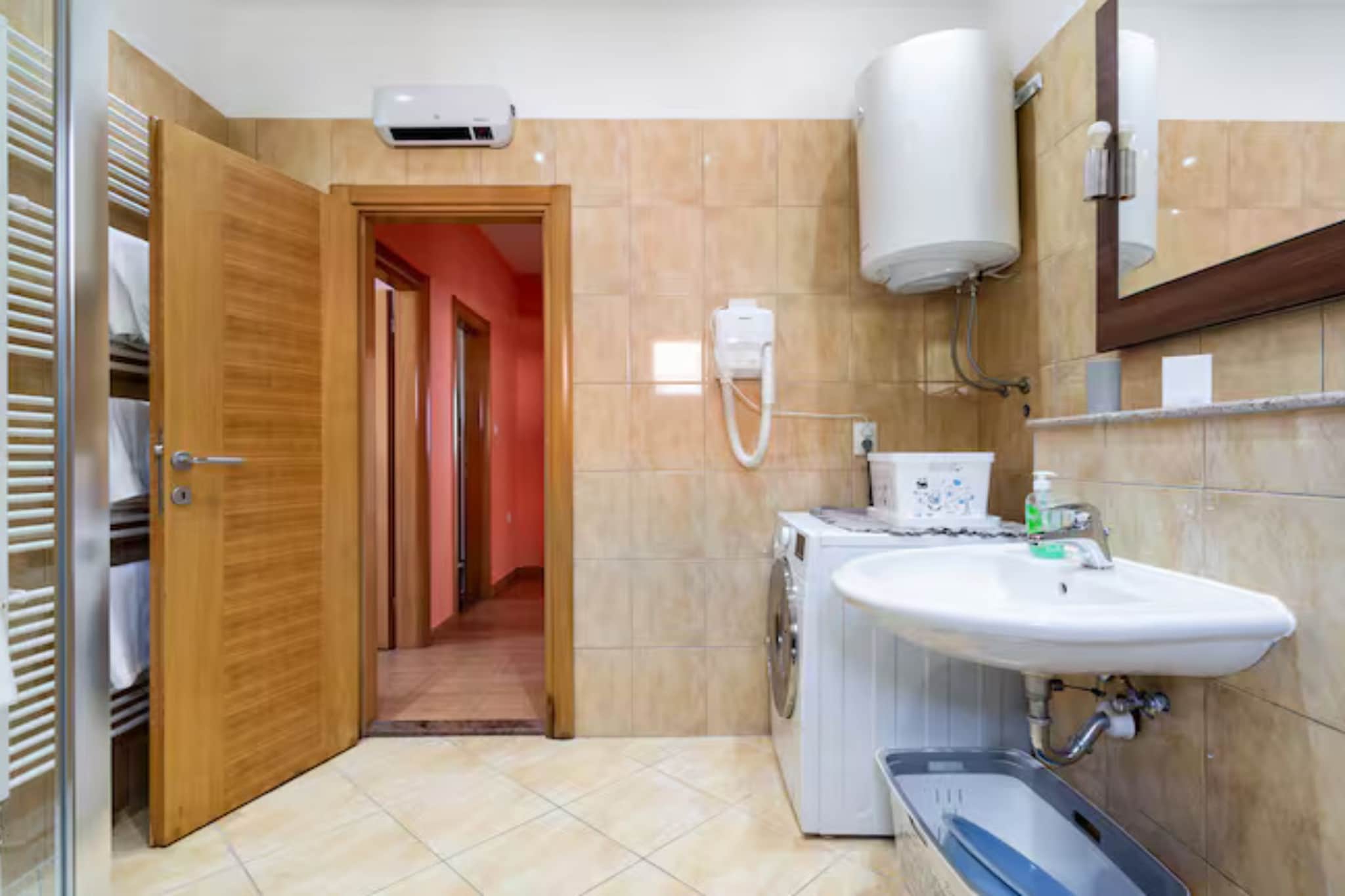 Villa Ana with Outdoor Pool, Sauna and Hot-Tub - Six Bedroom Villa with Outdoor Pool, Sauna and Hot-Tub - Badkamer