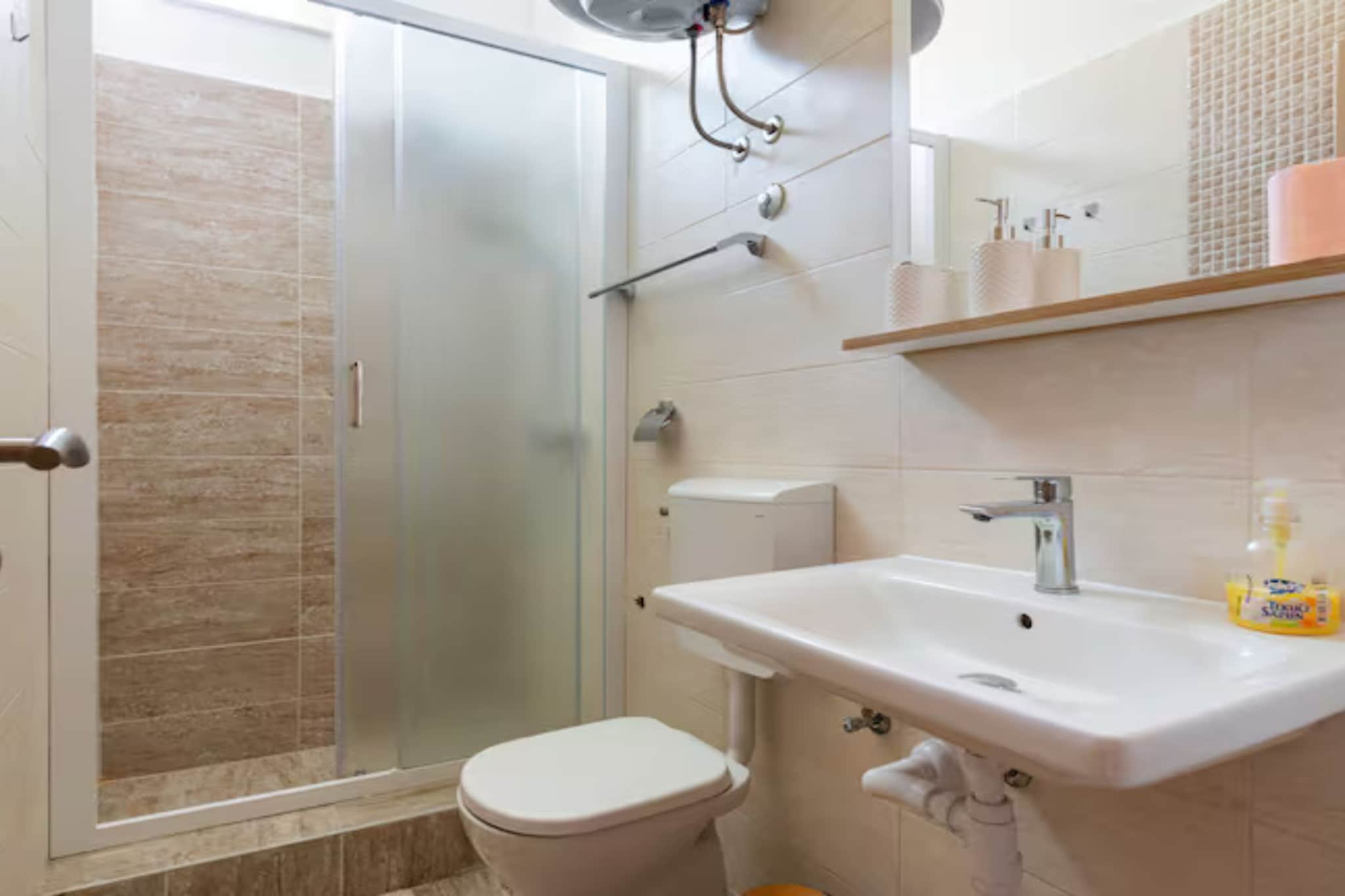 Villa Ana with Outdoor Pool, Sauna and Hot-Tub - Six Bedroom Villa with Outdoor Pool, Sauna and Hot-Tub - Badkamer