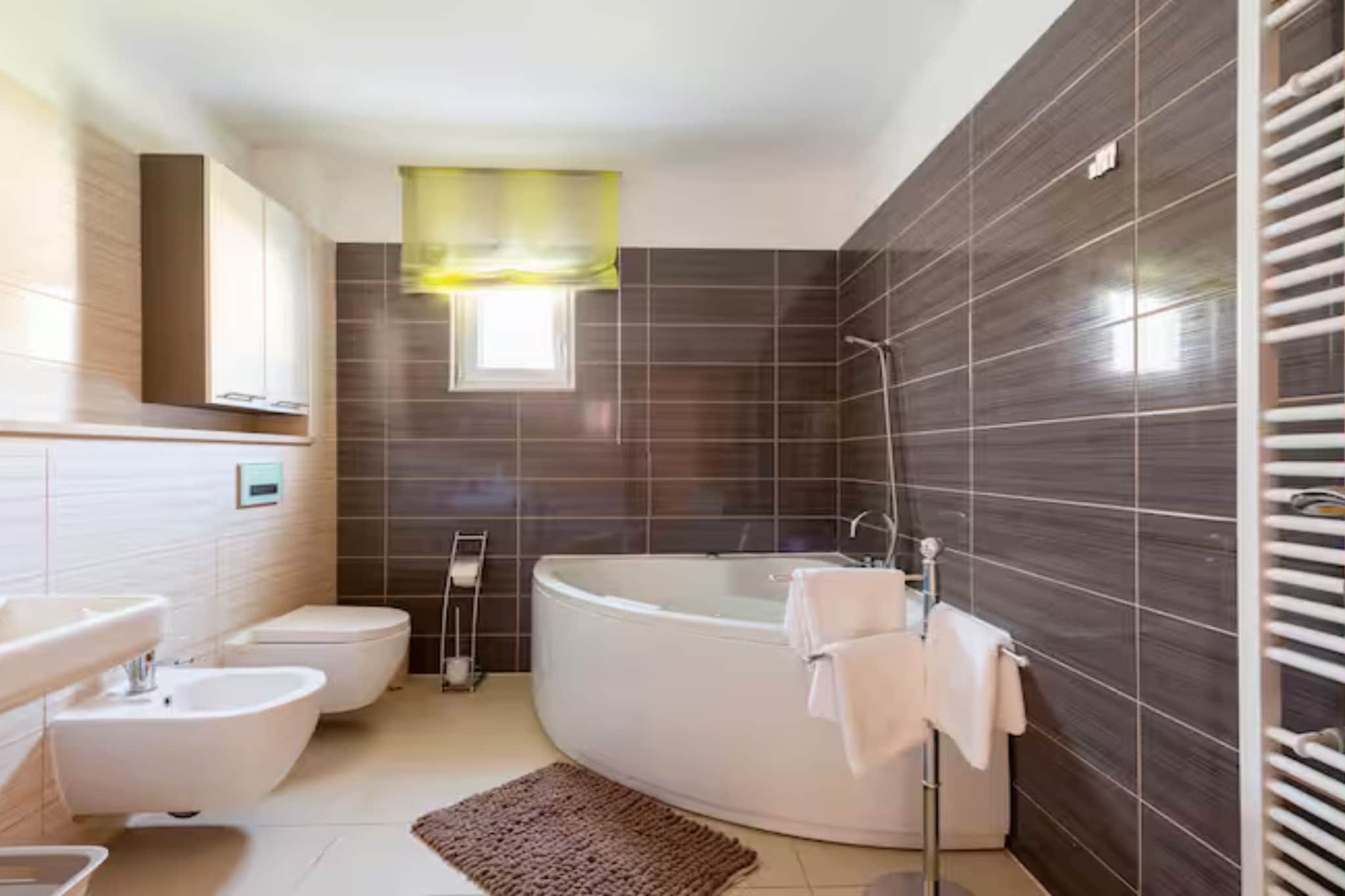 Villa Ana with Outdoor Pool, Sauna and Hot-Tub - Six Bedroom Villa with Outdoor Pool, Sauna and Hot-Tub - Badkamer