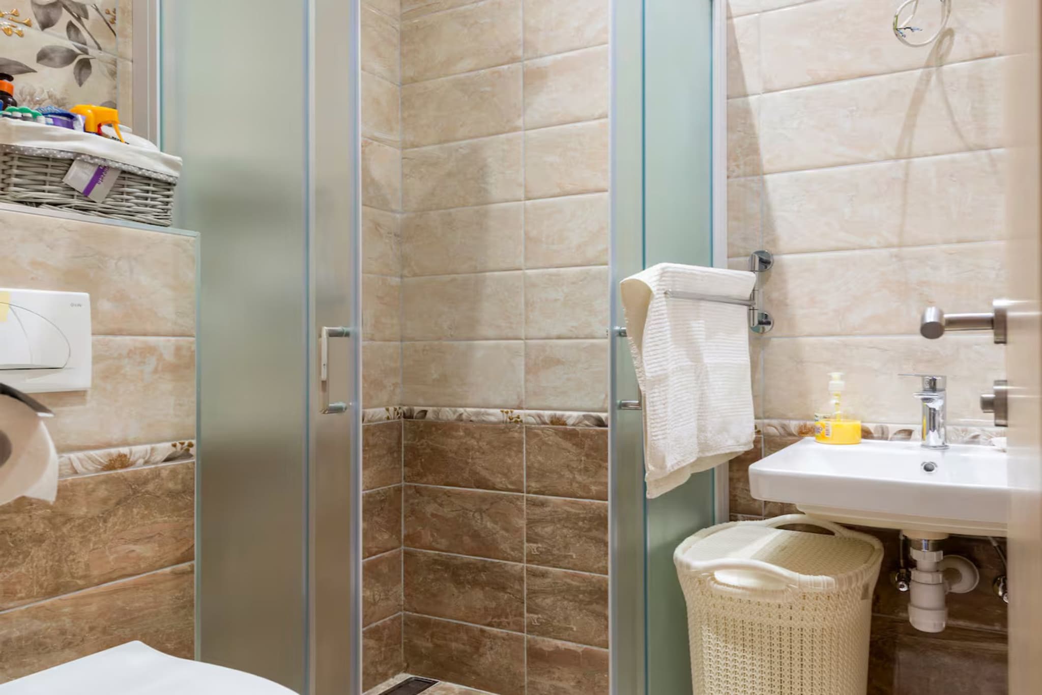 Villa Ana with Outdoor Pool, Sauna and Hot-Tub - Six Bedroom Villa with Outdoor Pool, Sauna and Hot-Tub - Badkamer