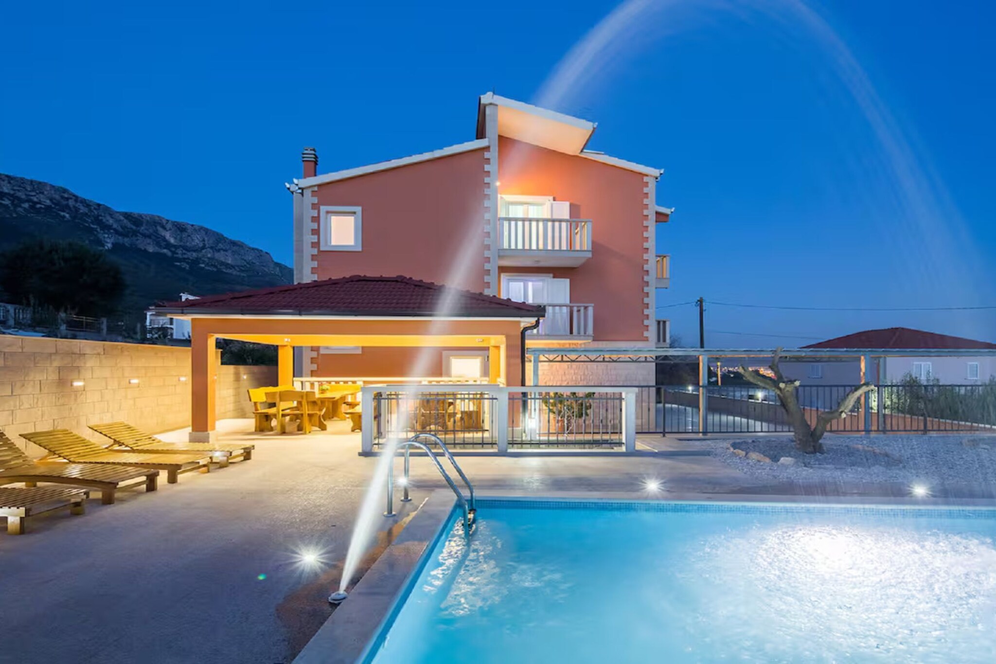 Villa Ana with Outdoor Pool, Sauna and Hot-Tub - Six Bedroom Villa with Outdoor Pool, Sauna and Hot-Tub - Zwembad