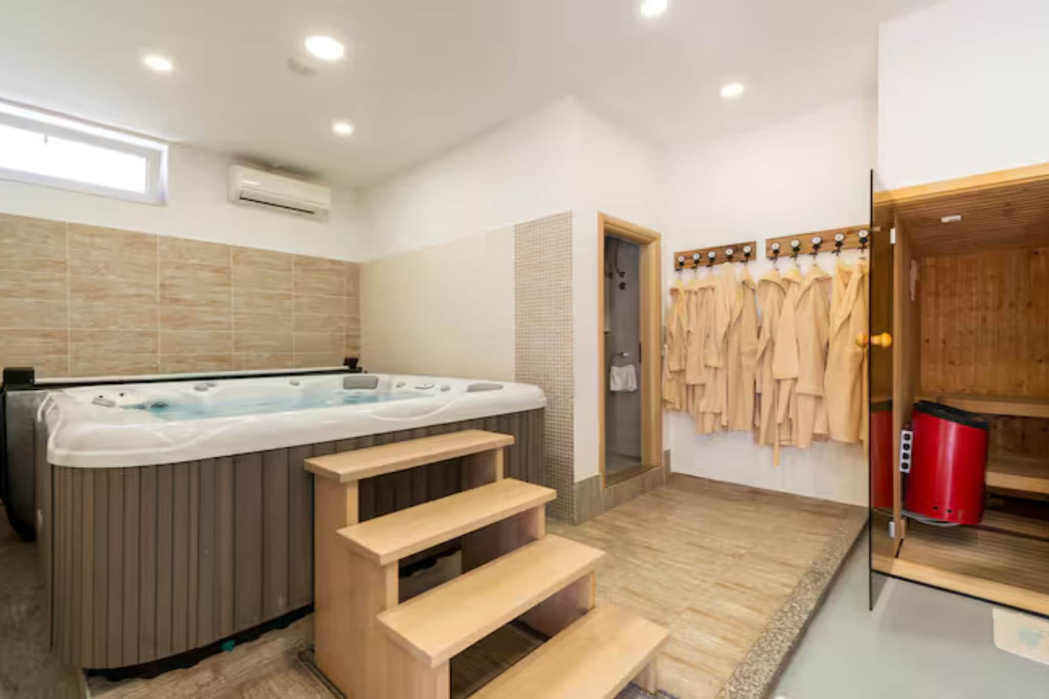 Villa Ana with Outdoor Pool, Sauna and Hot-Tub - Six Bedroom Villa with Outdoor Pool, Sauna and Hot-Tub - Spa