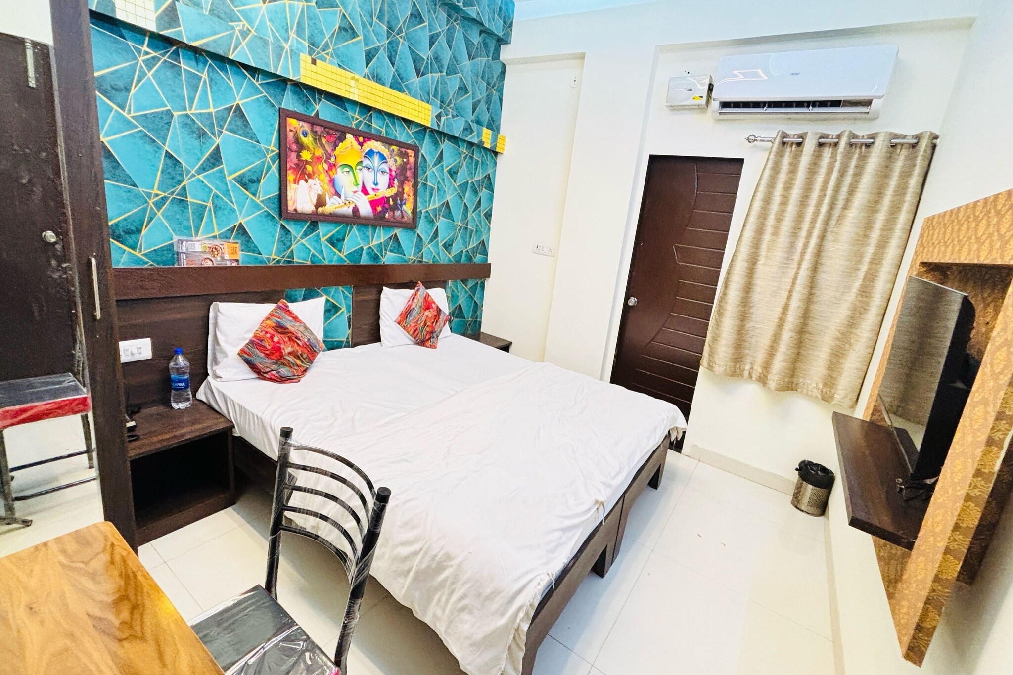 Unmarried couples are warmly welcome at this property.
Guests with local ID proof are warmly welcome.
Complimentary early check-in – Subject to availability.