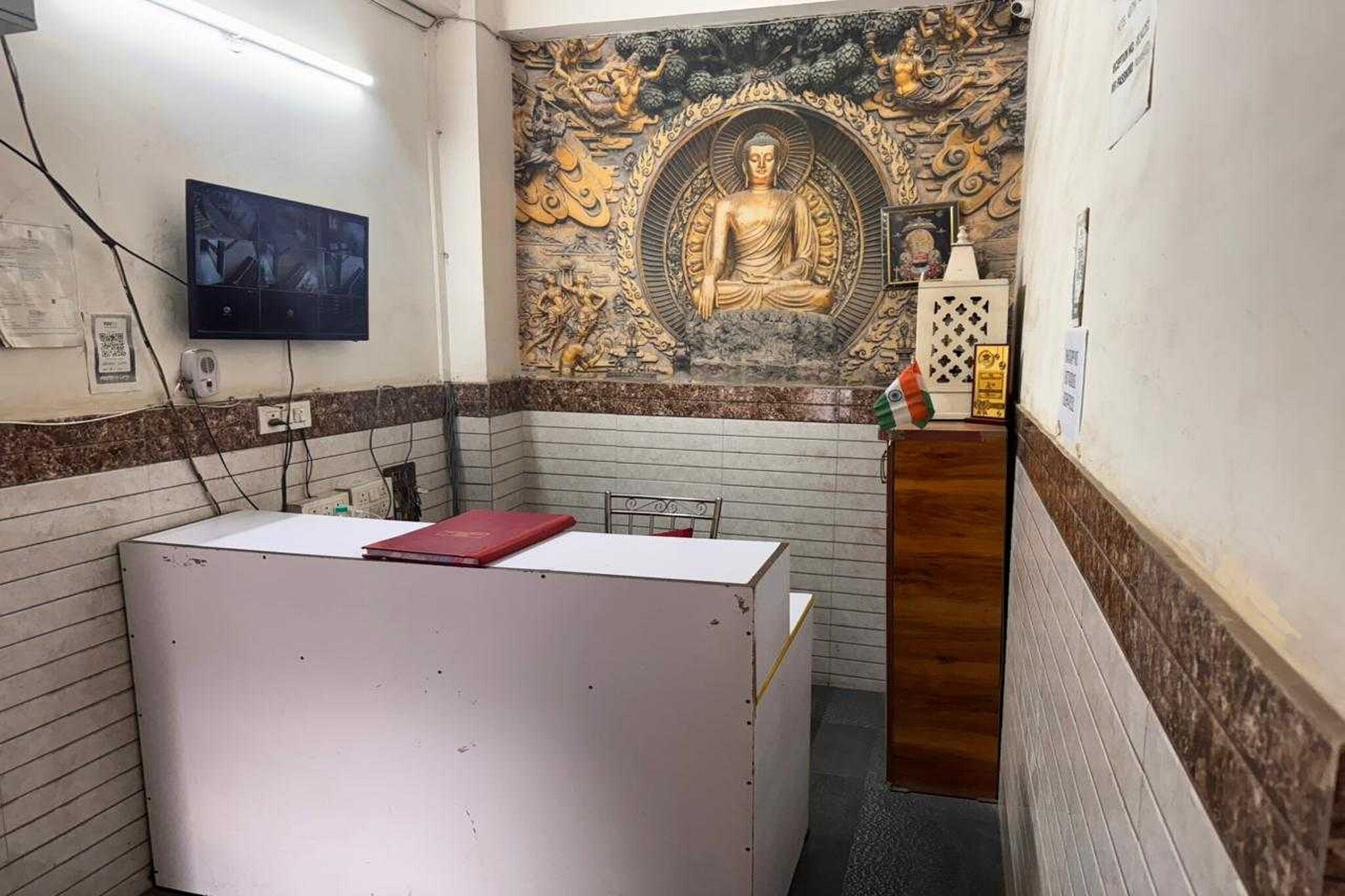 Ground floor: (bedroom(double bed, TV, seating area, air conditioning, Towels incl., telephone), bathroom(bathtub or shower, shower, washbasin, toilet, shampoo, body soap, hot water), lift)