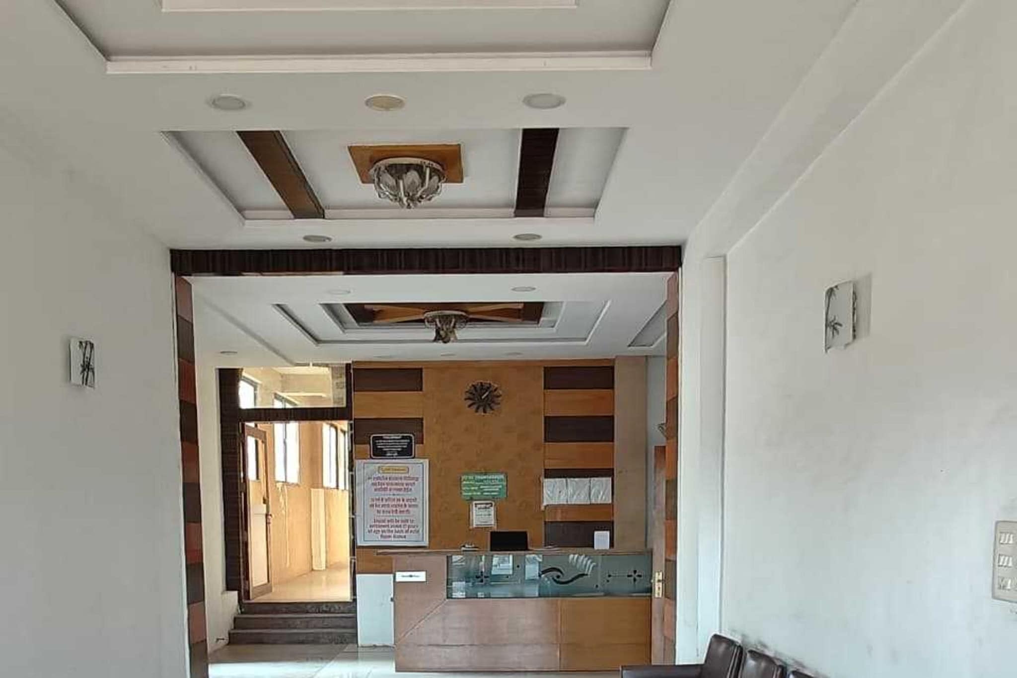 Ground floor: (bedroom(double bed, TV, seating area, air conditioning, Towels incl., telephone), bathroom(bathtub or shower, shower, washbasin, toilet, shampoo, body soap, hot water), lift)