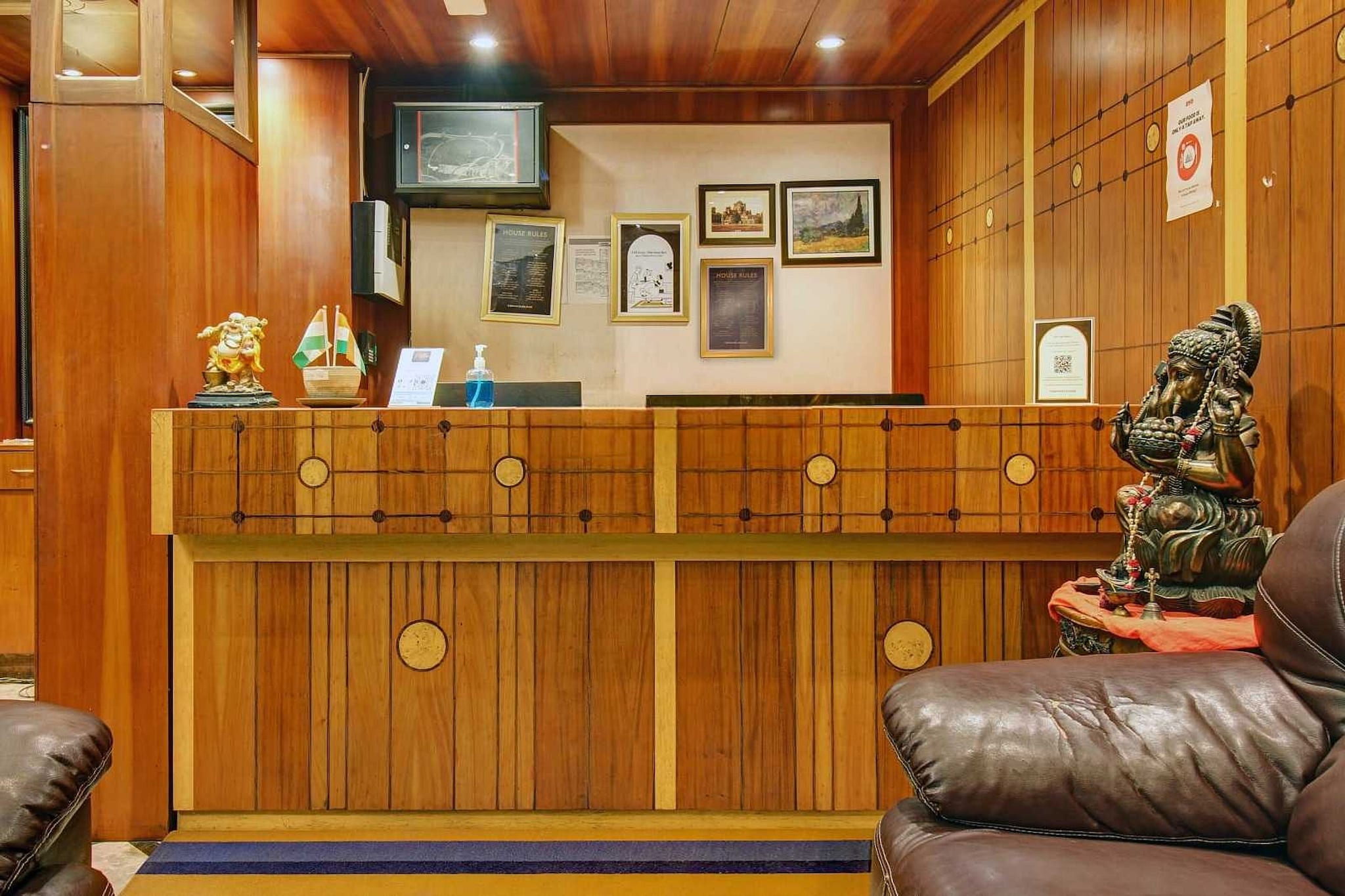 Ground floor: (bedroom(double bed, TV, seating area, air conditioning, Towels incl., telephone), bathroom(bathtub or shower, shower, washbasin, toilet, shampoo, body soap, hot water), lift)