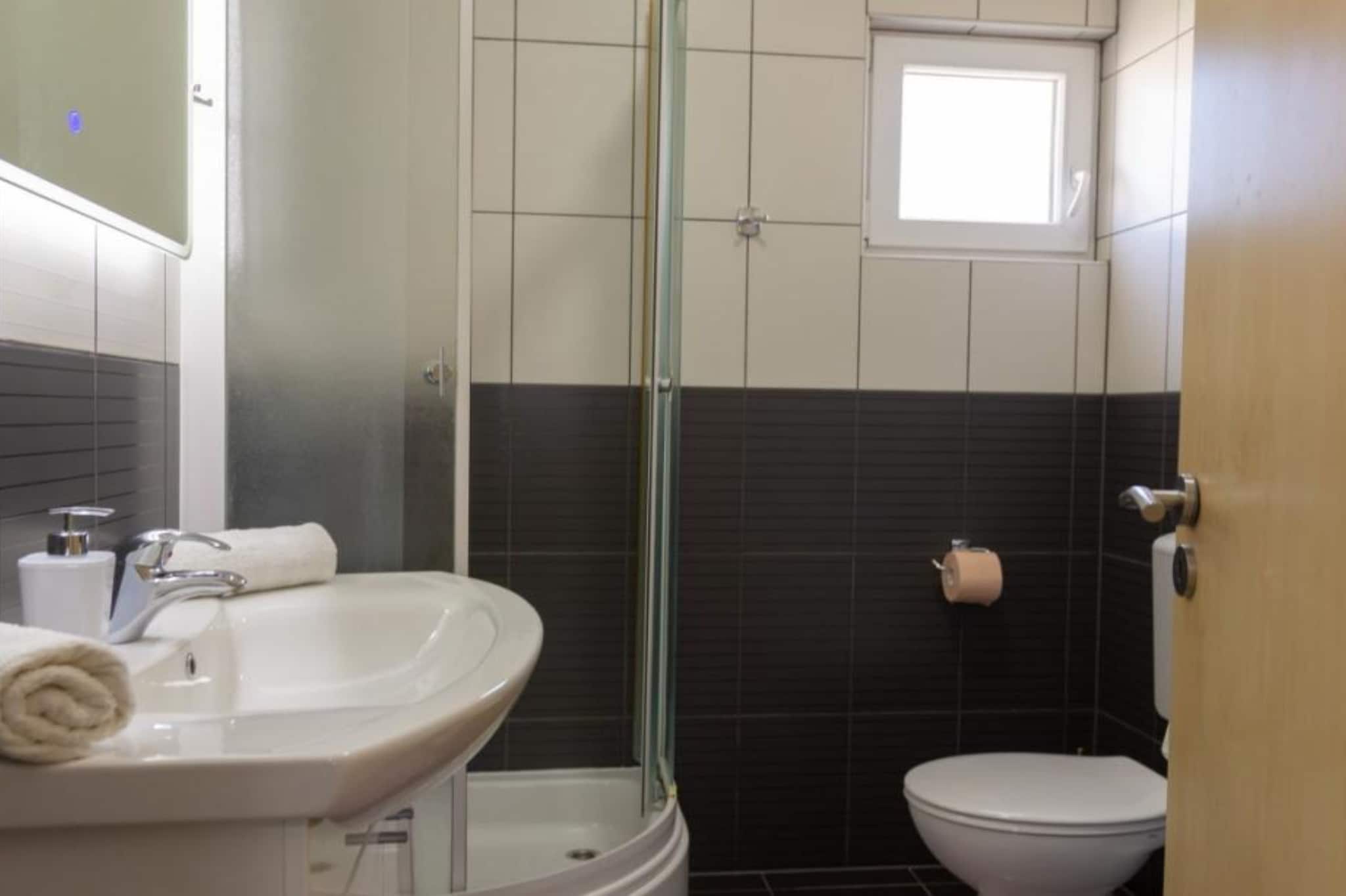 Vacation Home Pasalic - Eight Bedroom Holiday Home with Hot-Tub - Salle de bain