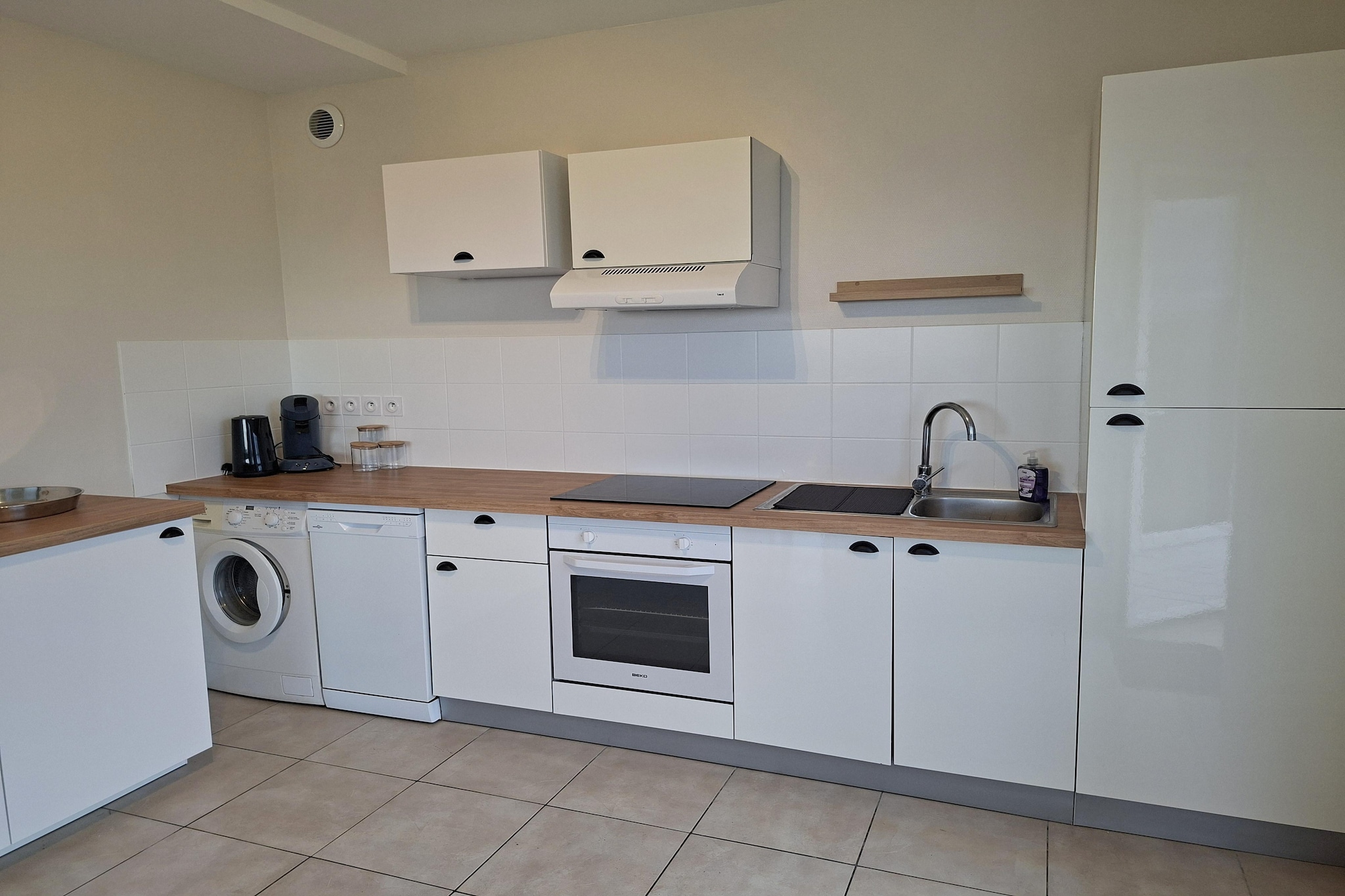 Ground floor: (Living room(TV(no dutch television channels, no german television channels)), dining room(dining table), open kitchen(electric kettle, toaster, cooker(3 ring stoves, induction), coffee machine(pads), oven, dishwasher, fridge), toilet)\n\nOn the 1st floor: (bedroom(double bed(140 x 190 cm)), bedroom(single bed(90 x 200 cm), single bed(90 x 200 cm)), bathroom(shower, toilet, hairdryer))\n\nParking, washing machine, heating(electric), terrace, garden(shared with other guests, 1000 m2), garden(private, 500 m2), garden furniture, sun loungers, BBQ, parasol