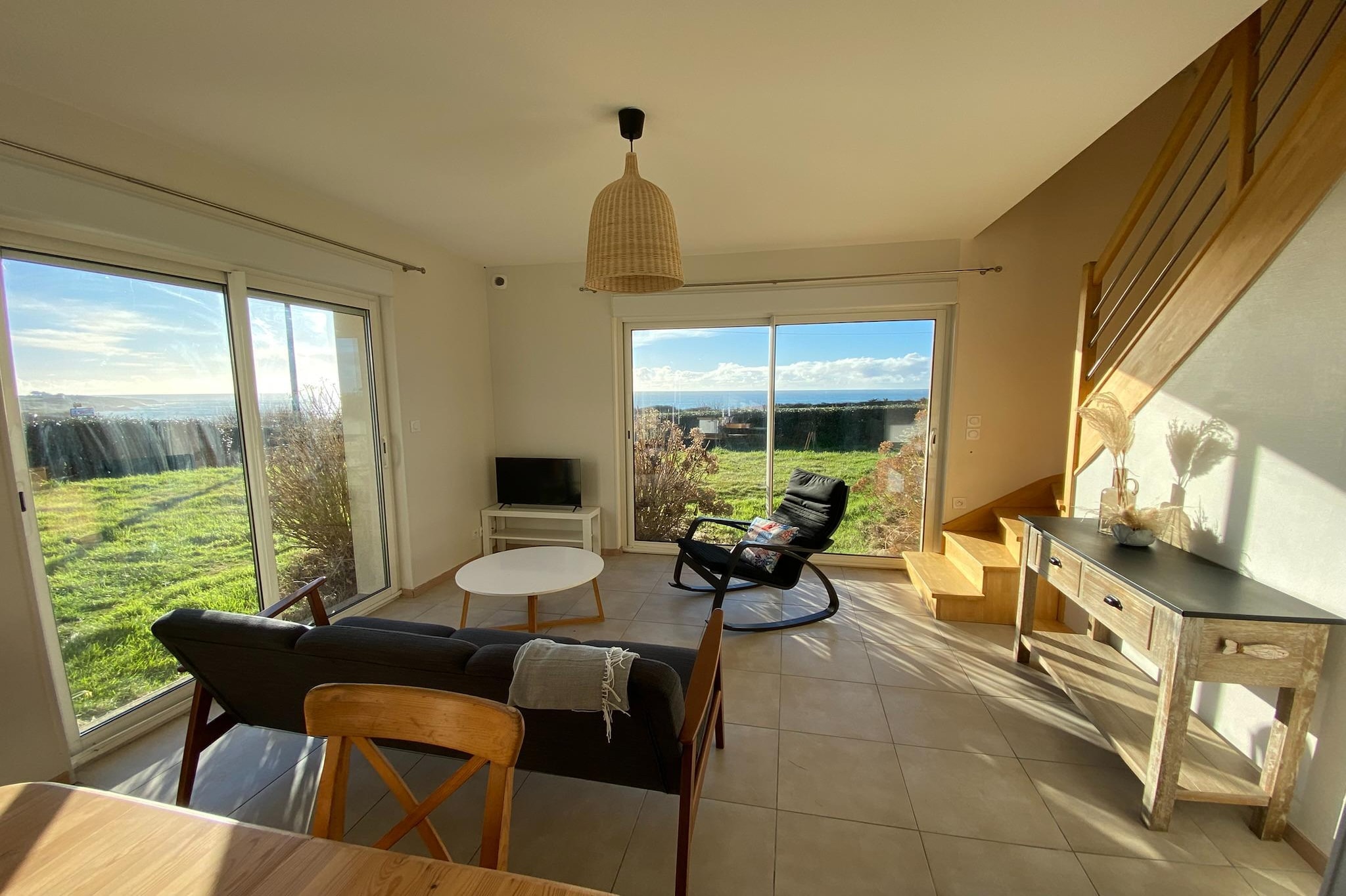 Holiday home with panoramic sea and Béniguet Island views – Le Conquet
Enjoy an unforgettable holiday in this charming semi-detached house offering breathtaking panoramic views of the sea and Béniguet Island. Almost every window offers a breathtaking panorama of the Atlantic – a place conducive to contemplation and daydreaming. The nearest sandy beach is just 350 meters away and easily accessible in a few minutes. The house is located on the Route Touristique, which connects Le Conquet to Pointe Saint-Mathieu, one of the westernmost points of Finistère. The surrounding area boasts a wild and unspoiled coastal landscape. Numerous hiking trails, including the famous GR34, run along spectacular cliffs and offer stunning sea views. The modern and superbly equipped kitchen invites you to cook together and will quickly become the heart of your convivial evenings. It includes four induction hobs, an electric oven, a fridge-freezer, a microwave, a toaster, a kettle, a dishwasher, and a washing machine. A separate toilet is also located on the ground floor.

The spacious ground-floor living room, with its sea view and direct access to the terrace, offers a welcoming atmosphere. Bright and welcoming. Whether it's for breakfast overlooking the ocean or a convivial evening barbecue, this is where unforgettable moments are created. The 1,000 m² garden is shared with the other half of the house; each unit has approximately 500 m² of private garden space. Ample parking is available directly on the property. Upstairs, you'll find two bedrooms with sea views – one with two single beds and the other with a double bed – as well as a bathroom with a shower and toilet.

Local highlights: Weekly market in Le Conquet every Tuesday. Boat trips to the nearby islands of Molène and Ouessant. 12-person inflatable boat excursions to observe dolphins and seals. The GR34 coastal hiking trail offers exceptional views along the west coast of France. This holiday home ideally combines relaxation, nature, and comfort – perfect for families, friends, or couples who love the sea and the vast Breton coastline. The GR34 coastal path offers spectacular views along France's westernmost coast.