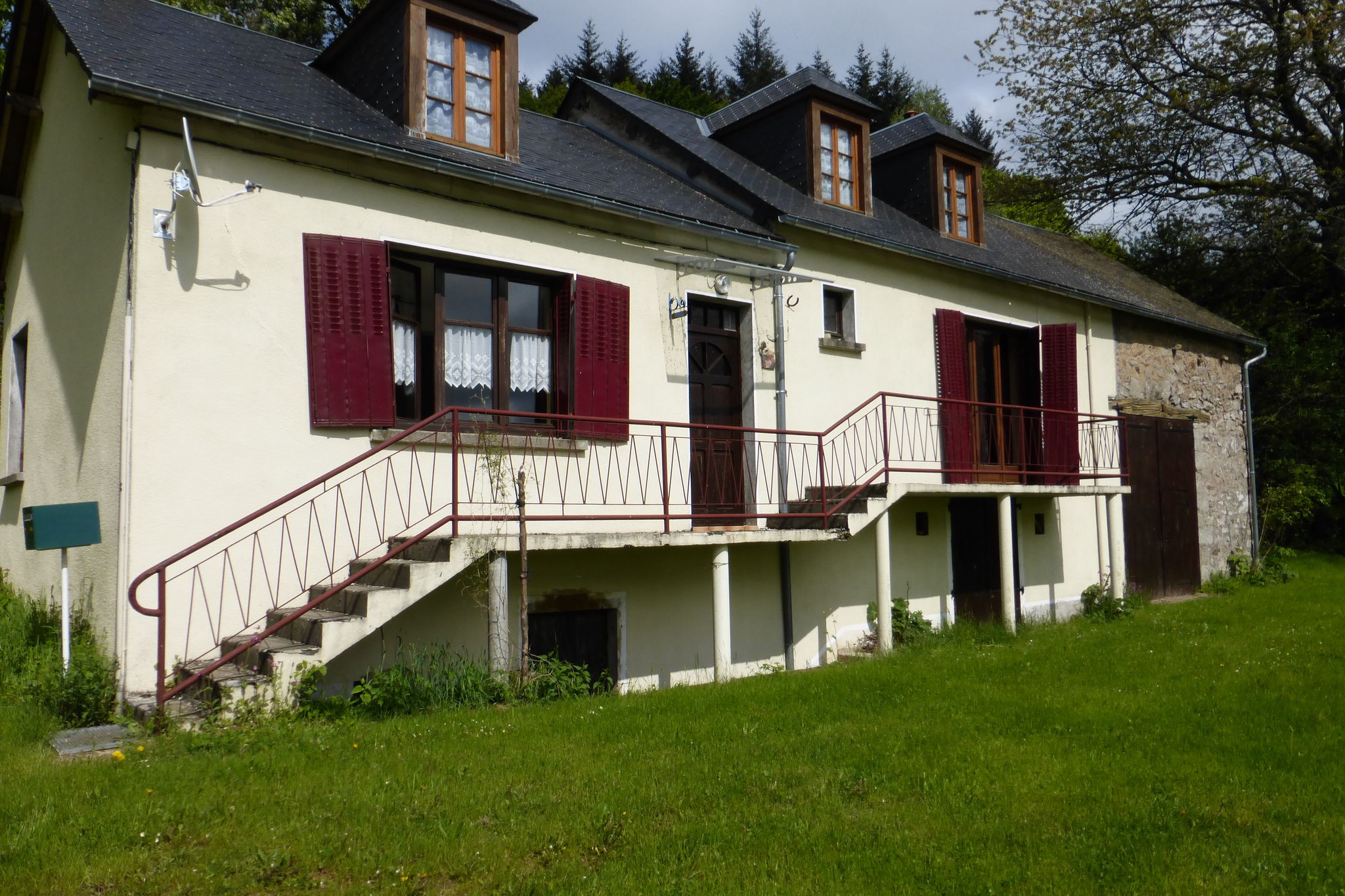 Maison de vacances calme avec terrasse à Villapourcon