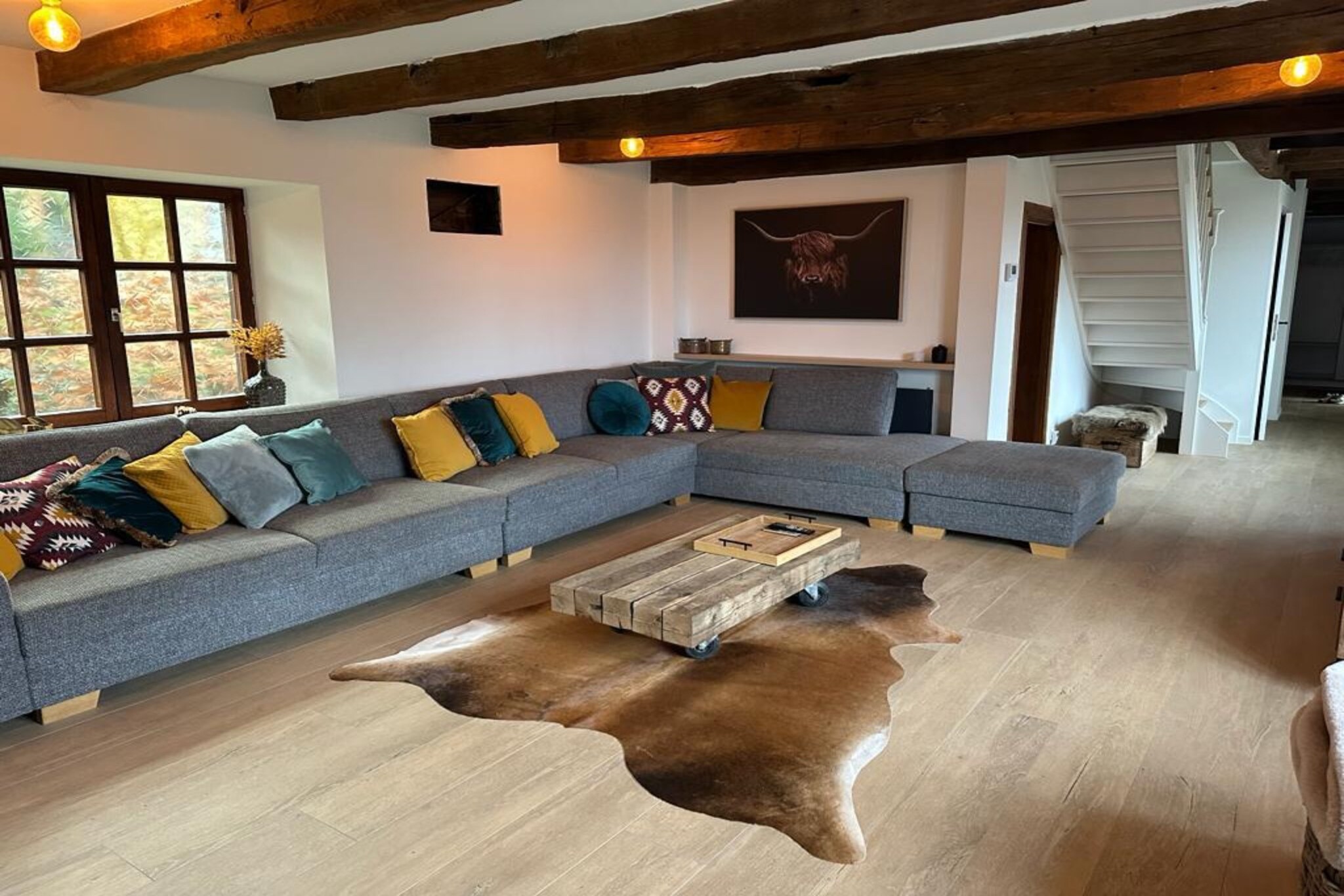 Welcome to this charming holiday home in Nisramont, perfect for a stay with up to 10 guests. The layout offers both comfort and privacy: three spacious double bedrooms each have their own private shower room with toilet. There is also a separate children’s room with two bunk beds and an additional bathroom with bath/shower and toilet. The beds are made upon arrival, so your holiday can begin in total relaxation. Dogs are welcome, allowing the whole family – including your four-legged friend – to enjoy a stay in the Ardennes.
The fully equipped kitchen is the heart of the home, featuring an authentic Aga gas stove with ovens, an American-style fridge with freezer, microwave, dishwasher and a drinking water tap with sparkling and filtered water. Underfloor heating and built-in air conditioning in the kitchen, as well as air conditioning in the bedrooms, ensure year-round comfort. The house is centrally heated for a pleasant stay in every season. Outside, you can enjoy the terrace with barbecue, while the garden with zipline and ninja line guarantees fun and adventure for both children and adults.
Located in Nisramont, the house is the perfect base to explore the Ardennes. The nearby Nisramont reservoir is ideal for hiking, picnicking or kayaking. In the charming town of La Roche-en-Ardenne, you can visit the castle and enjoy cosy cafés and restaurants. Nature lovers will appreciate the stunning views at Le Hérou, families can spend a fun day at Parc Chlorophylle, and adventure seekers can enjoy kayaking, mountain biking and other outdoor activities along the Ourthe River. Here, you experience the perfect balance between relaxation, nature and adventure.