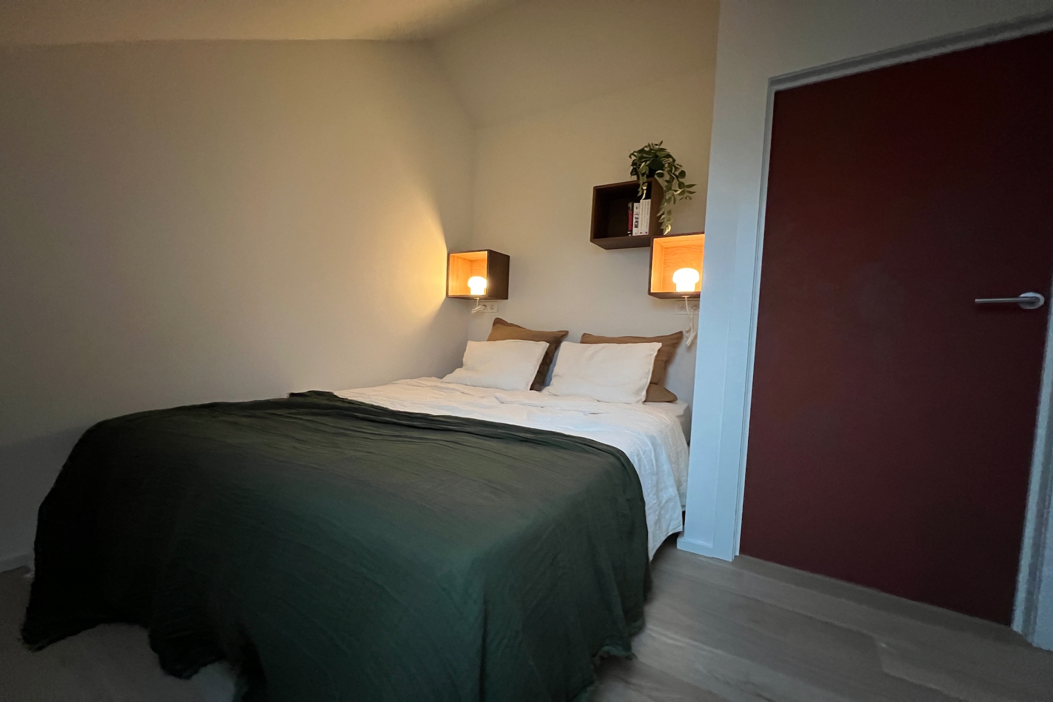 Ground floor: (Entrance, storage)\n\nOn the 1st floor: (hallway, Living room(TV(digital), seating area), Kitchen(dining table, hob, electric kettle, toaster, hood, coffee machine, combination microwave, dishwasher, fridge-freezer, dishes and cutlery, Cooking basics, Wine glasses), bathroom(shower, washbasin, washbasin), toilet, storage)\n\nOn the 2nd floor: (bedroom(double bed), bedroom(single bed, single bed), bathroom(bath tub, washbasin))\n\ntumble dryer, washing machine, air conditioning, terrace, parking, solar energy, heating