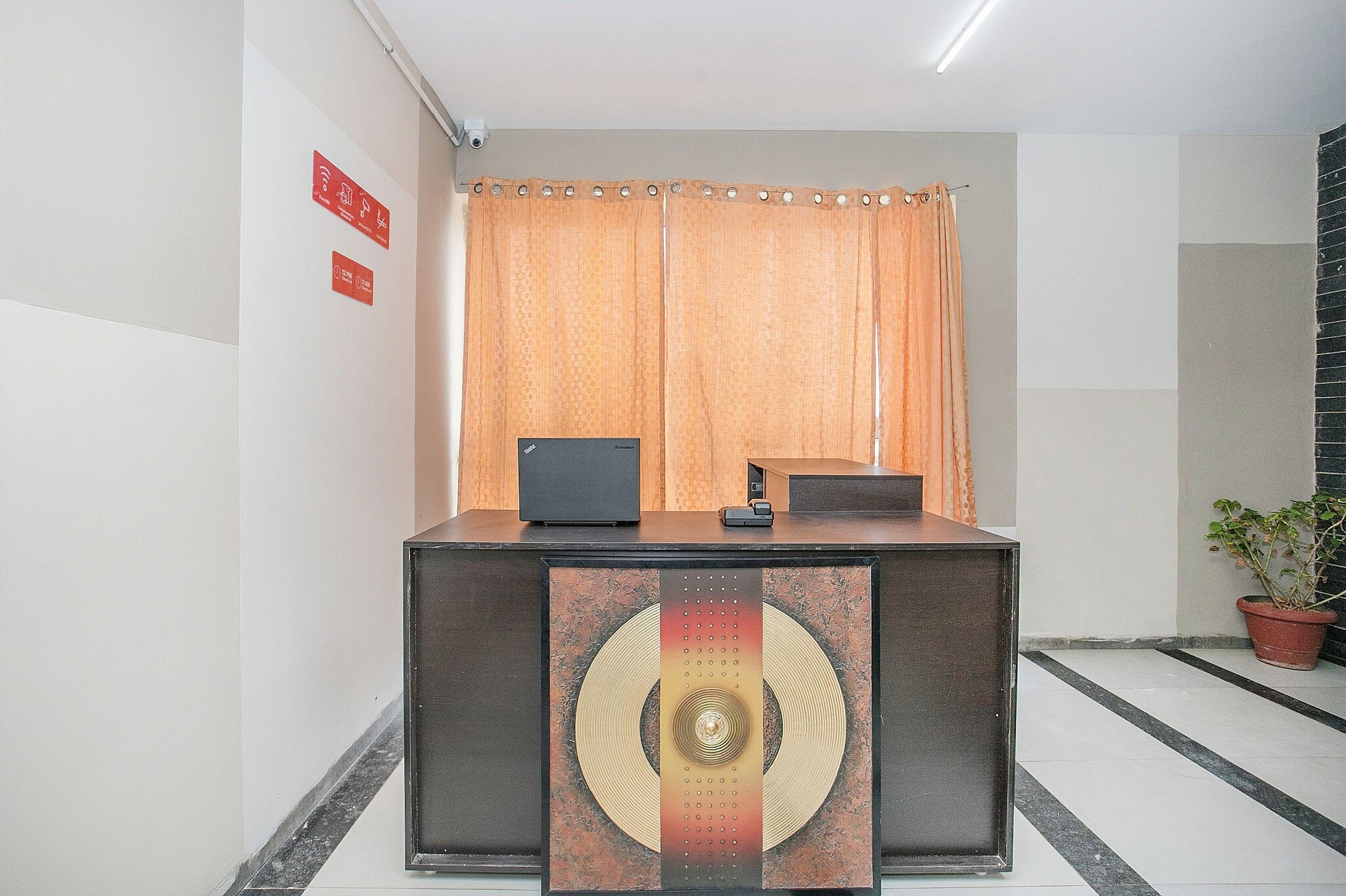 Ground floor: (bedroom(double bed, TV, seating area, air conditioning, telephone, Floor mattress), bathroom(bathtub or shower, shower, washbasin, toilet, Towels incl., shampoo, body soap, hot water), Parking, lift)
