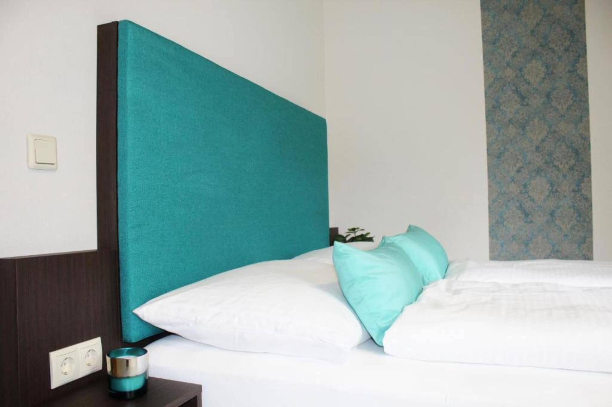 bedroom(double bed, TV(flatscreen), seating area), bathroom(shower, washbasin, toilet, hairdryer, shampoo, Essentials), Internet access, heating, garden, parking, lift, Alarm, Surveillance camera, Carbon monoxide detector