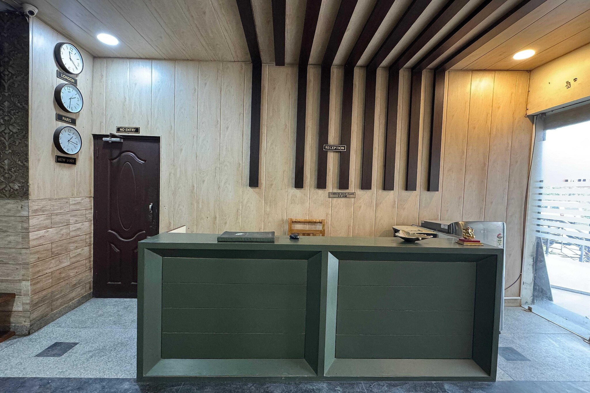 Ground floor: (bedroom(double bed, TV, seating area, air conditioning, telephone, Floor mattress), bathroom(bathtub or shower, shower, washbasin, toilet, Towels incl., shampoo, body soap, hot water), lift)
