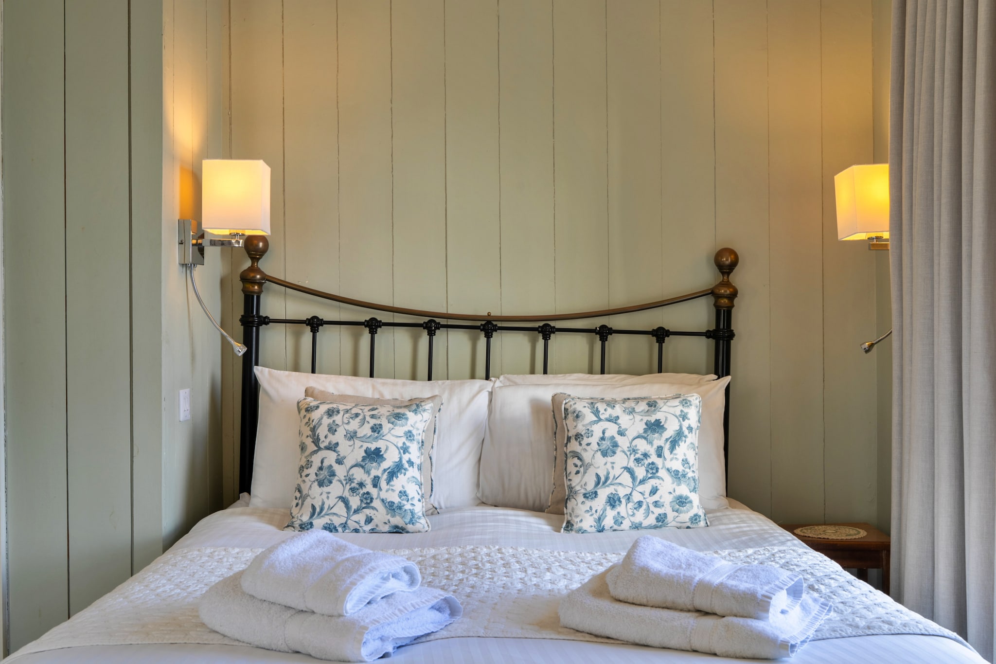 Captain's Cottage at Mixtow Creek - Schlafzimmer