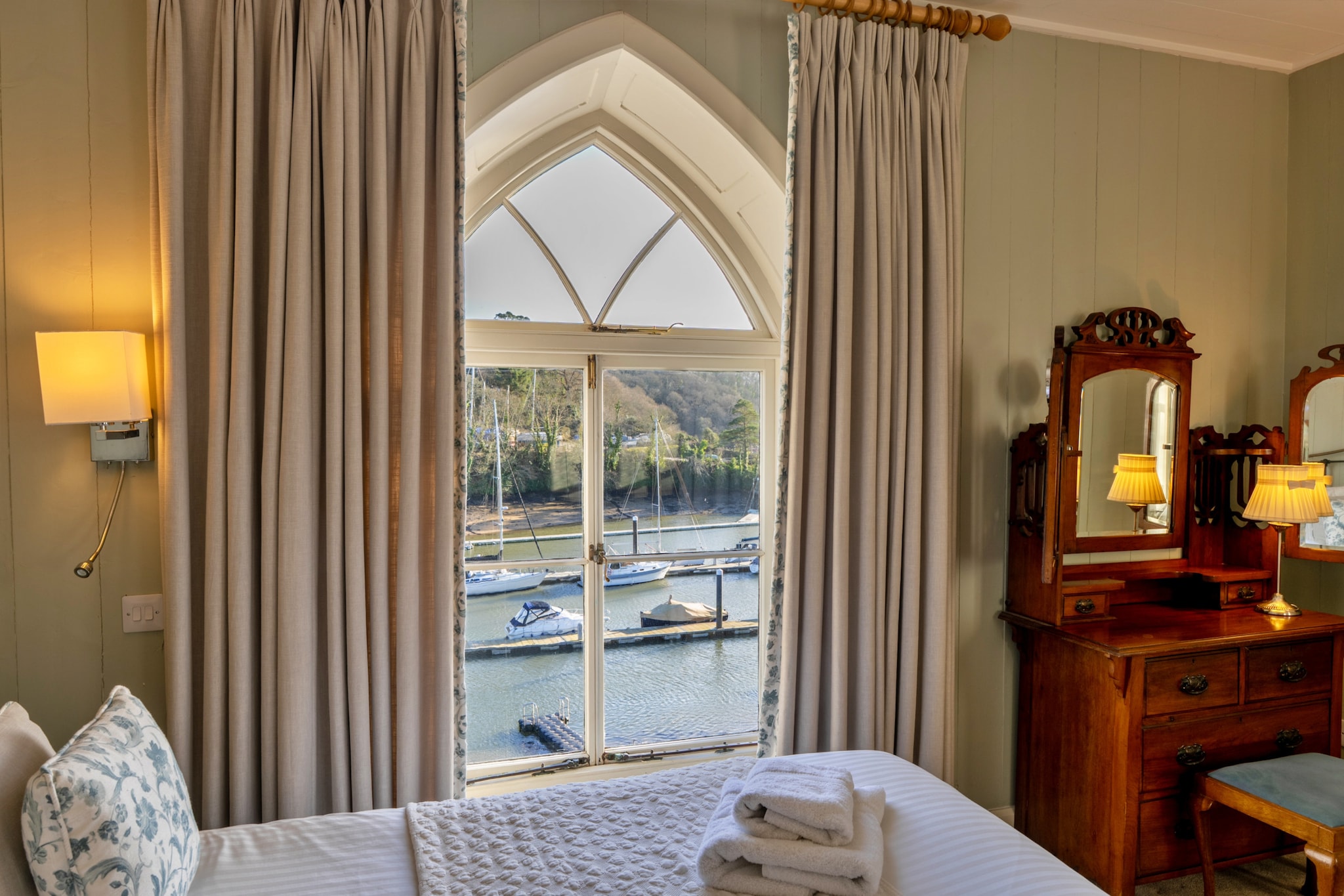 Captain's Cottage at Mixtow Creek - Schlafzimmer