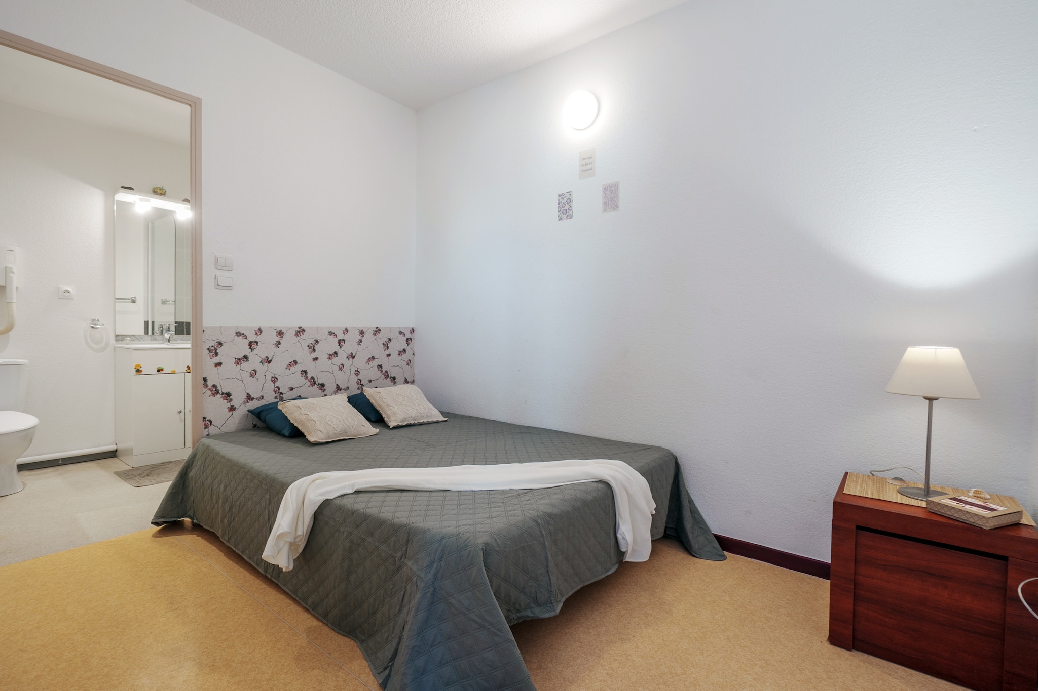 Elevator, open kitchen(electric kettle, coffee machine, microwave, fridge, dishes and cutlery), Living/diningroom(single sofa bed, double bed, TV, dining table), bathroom(bath tub, washbasin, toilet), heating