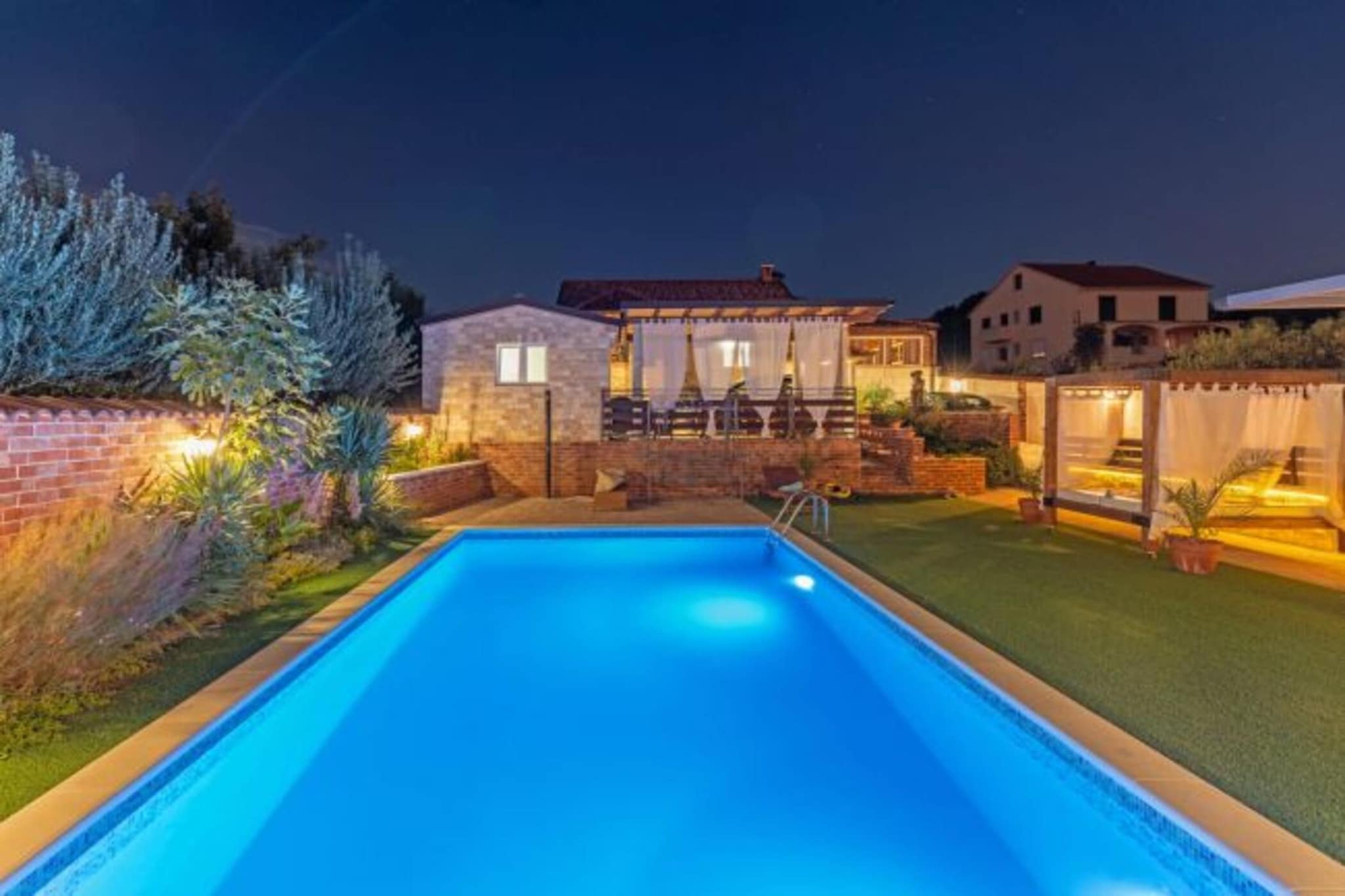 The villa in Polaca has 3 bedrooms and capacity for 8 persons. Accommodation of 120 m² charming and is fully-equiped, It has garden and swimming pool. The property is located 100 m coffee shop, 5 km supermarket, 10 km rock beach, 10 km the restaurant, 13 km hospital, 13 km city, 25 km airport, 25 km international airport and it is located in a a family-friendly zone. The accommodation is equipped with the following items: garden, outdoor furniture, fenced plot, terrace, washing machine, dryer, barbecue, iron, internet (Wi-Fi), hair dryer, gym / fitness centre, indoor hot-tub, electric heating, air conditioning throughout the house, swimming pool private, open-air parking in the same building, TV, satellite tv. The open plan kitchen, electric, is equipped with refrigerator, microwave, oven, freezer, dishwasher, dishes/cutlery, kitchen utensils and coffee machine.