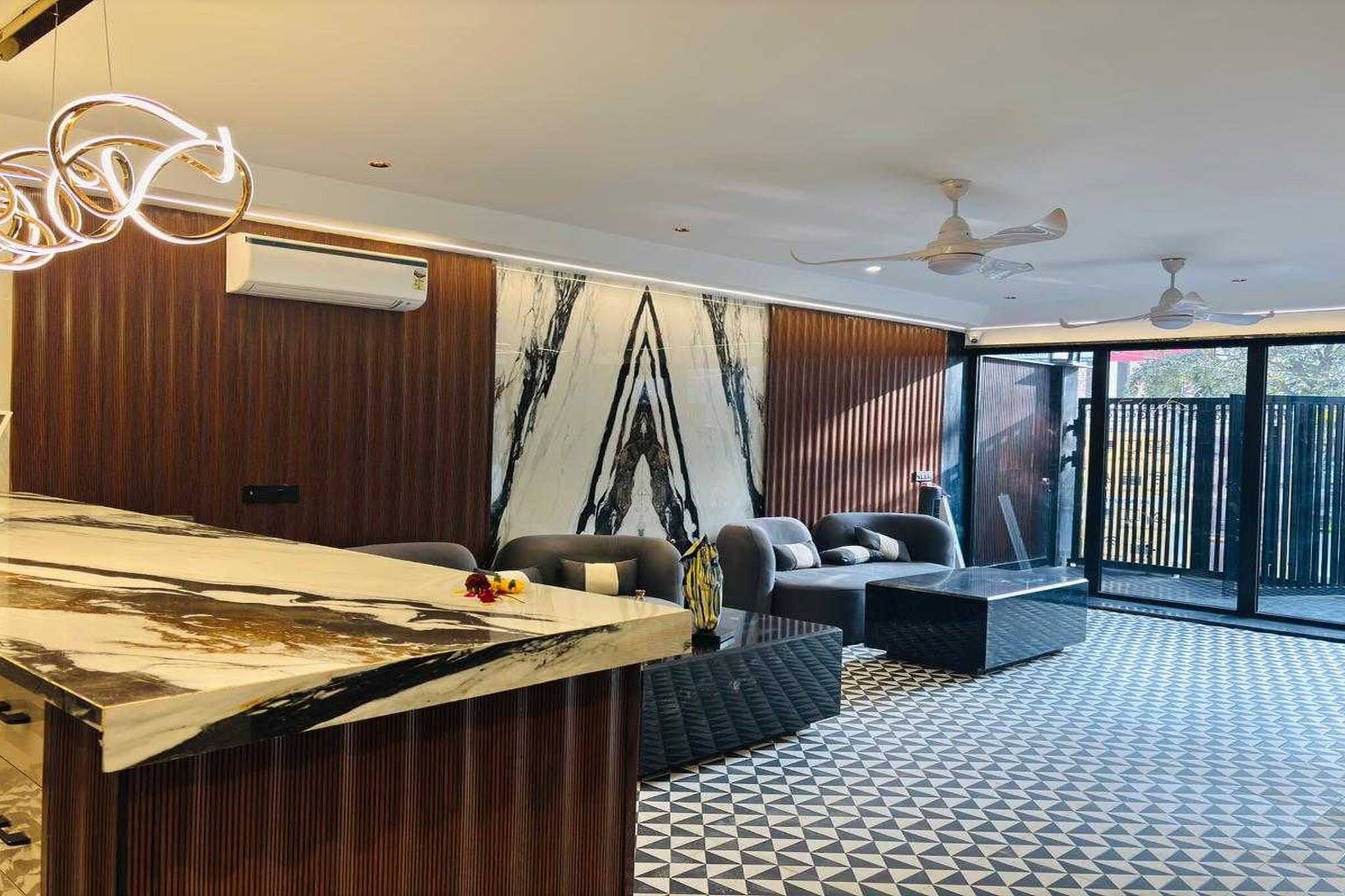 Ground floor: (bedroom(double bed, TV, seating area, air conditioning, telephone, Floor mattress), bathroom(bathtub or shower, shower, washbasin, toilet, Towels incl., shampoo, body soap, hot water), lift)