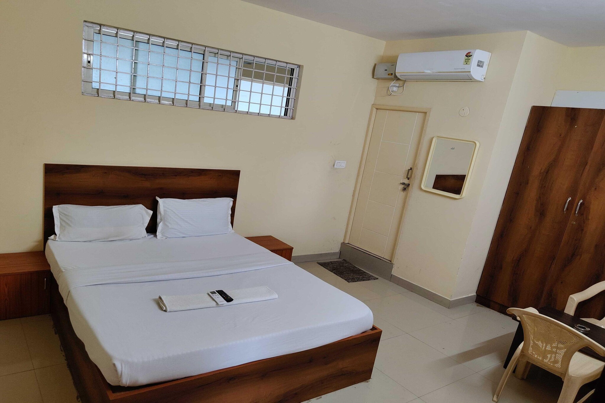 Unmarried couples are warmly welcome at this property.
Guests with local ID proof are warmly welcome.
Complimentary early check-in – Subject to availability.