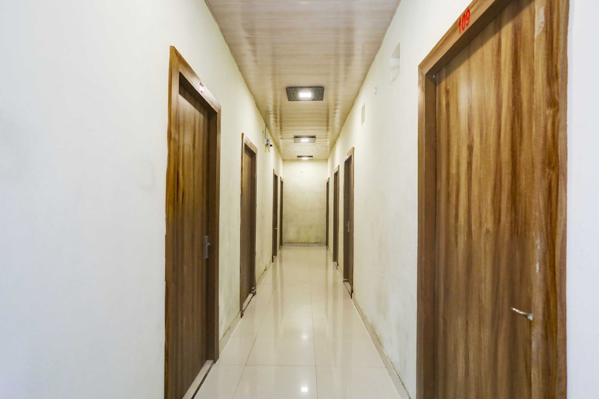 Ground floor: (bedroom(double bed, TV, seating area, air conditioning, telephone, Floor mattress), bathroom(bathtub or shower, shower, washbasin, toilet, Towels incl., shampoo, body soap, hot water))