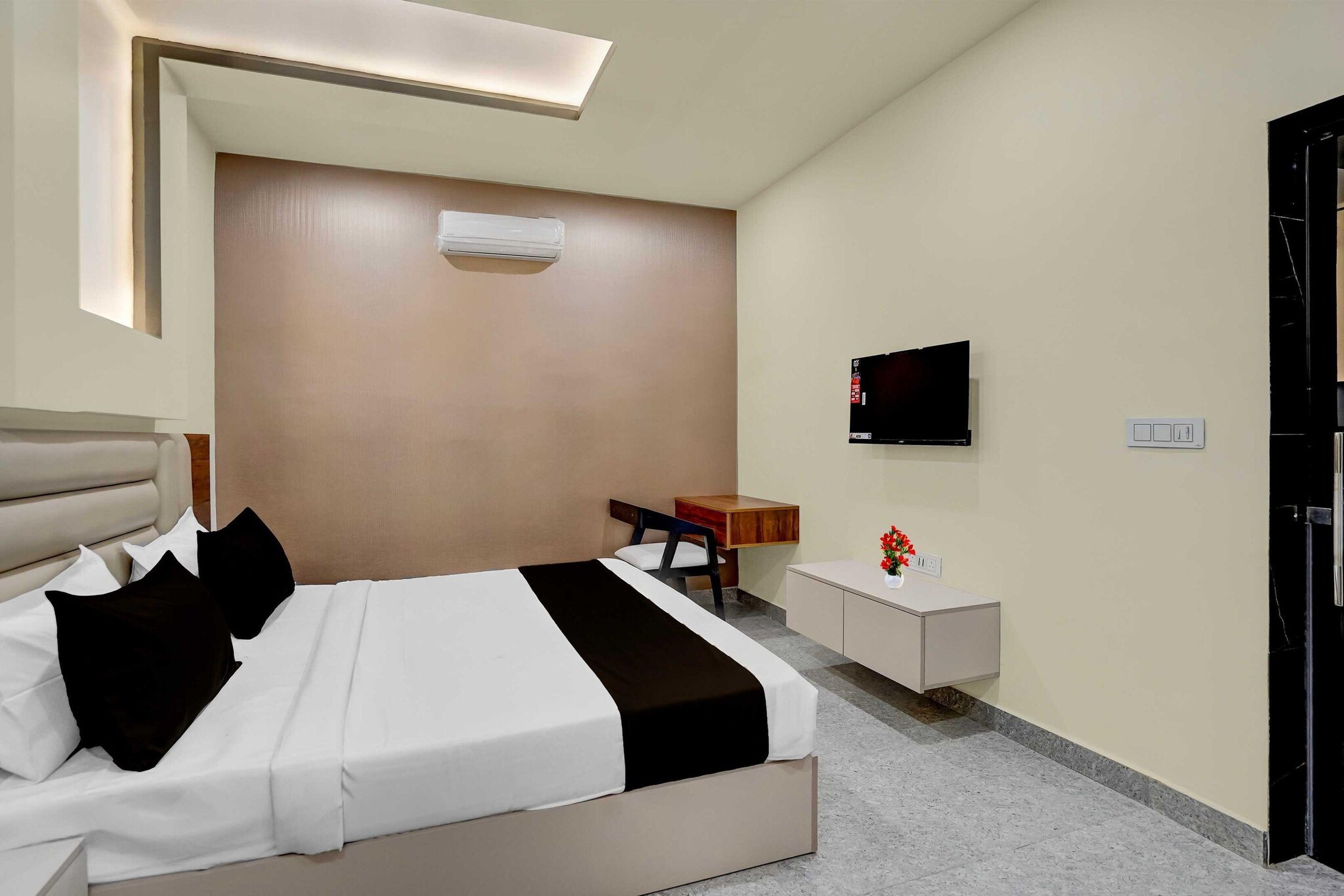 Unmarried couples are warmly welcome at this property.
Guests with local ID proof are warmly welcome.
Complimentary early check-in – Subject to availability.