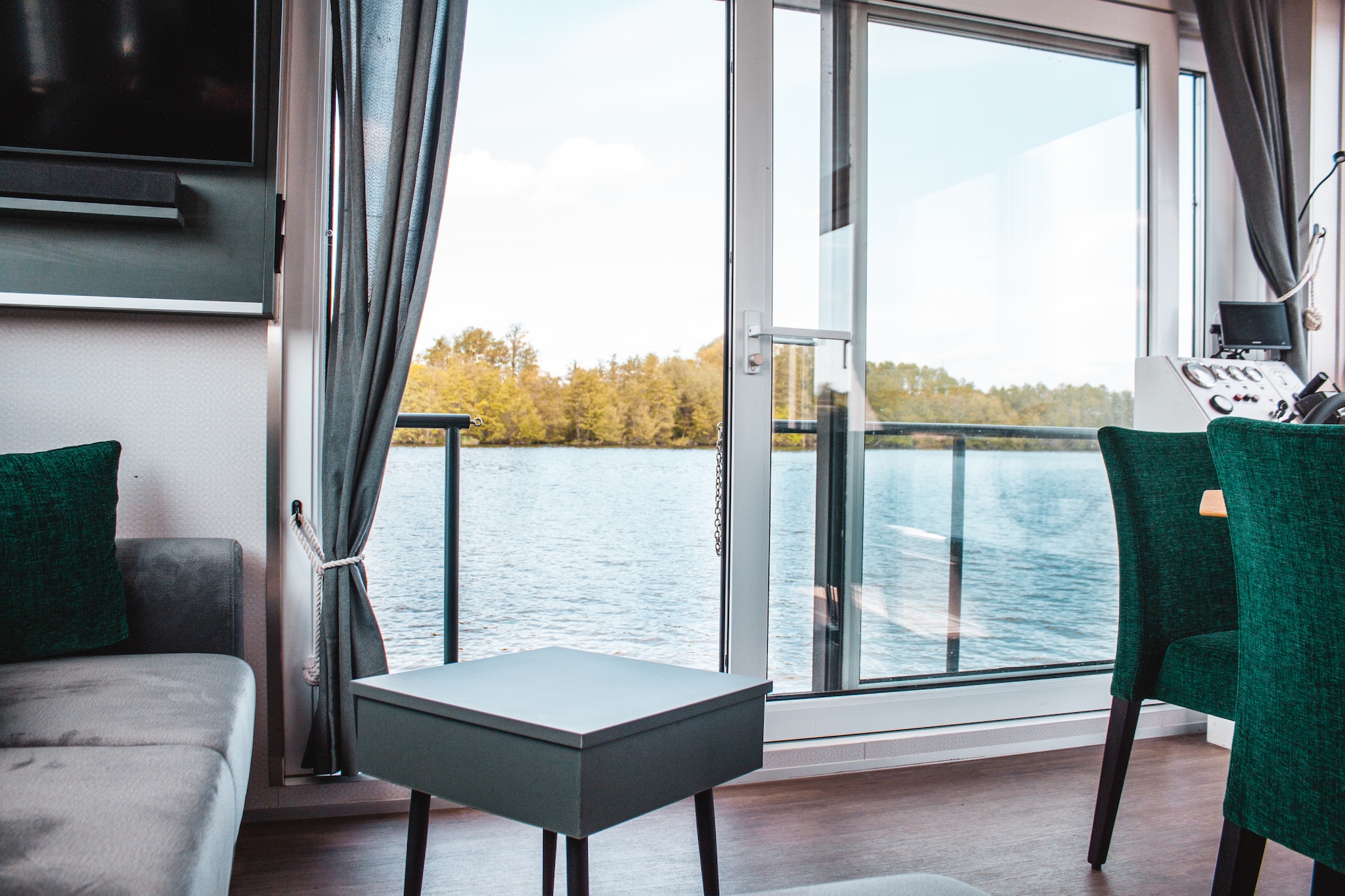 Ground floor: (open kitchen(hob(3 ring stoves, ceramic), electric kettle, toaster, coffee machine, oven, dishwasher, fridge), Living/diningroom(TV(flatscreen, smart TV), dining table(6 persons), seating area, radio), bedroom(double bed(160 x 200 cm)), bedroom(double bed(160 x 200 cm)), bedroom(single bed(90 x 200 cm), single bed(90 x 200 cm)), bathroom(shower, washbasin, toilet), toilet(washbasin, toilet))\n\nsauna(private), heating(electric, floor heating), roof terrace, garden furniture, BBQ, Sunscreen, Towels/Sheets (Incl.)