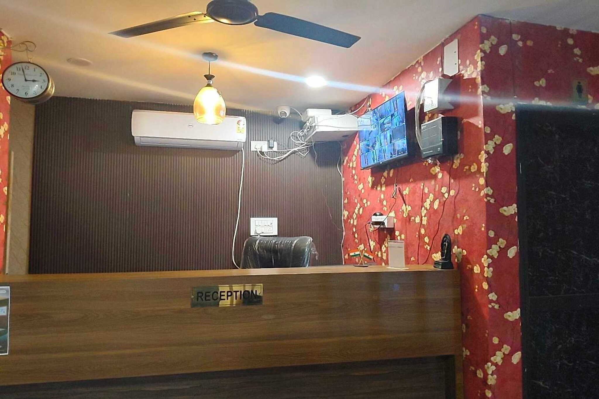 Ground floor: (bedroom(double bed, TV, seating area, air conditioning, telephone, Floor mattress), bathroom(bathtub or shower, shower, washbasin, toilet, Towels incl., shampoo, body soap, hot water), lift)
