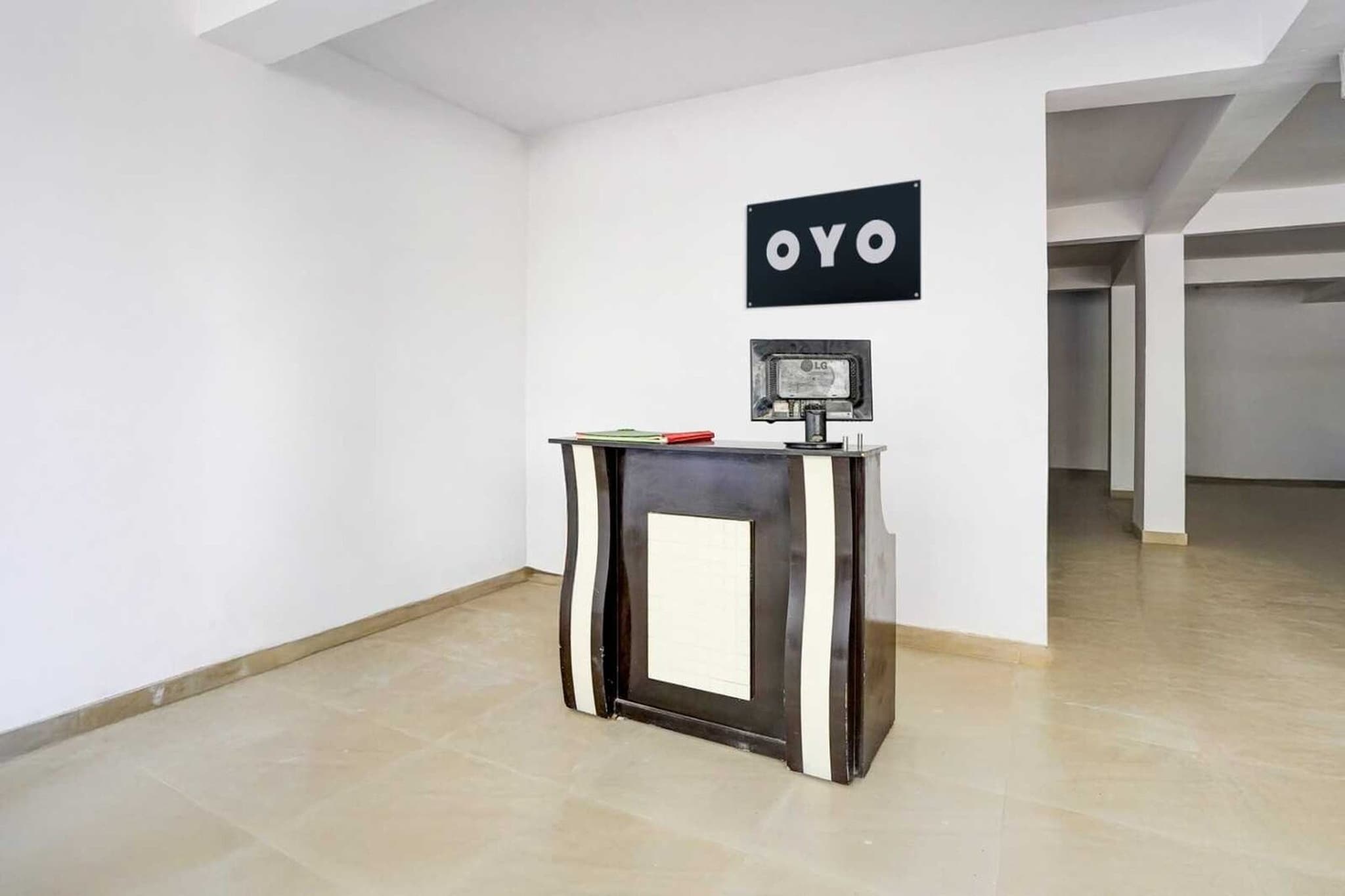 Ground floor: (bedroom(double bed, TV, seating area, air conditioning, telephone, Floor mattress), bathroom(bathtub or shower, shower, washbasin, toilet, Towels incl., shampoo, body soap, hot water))
