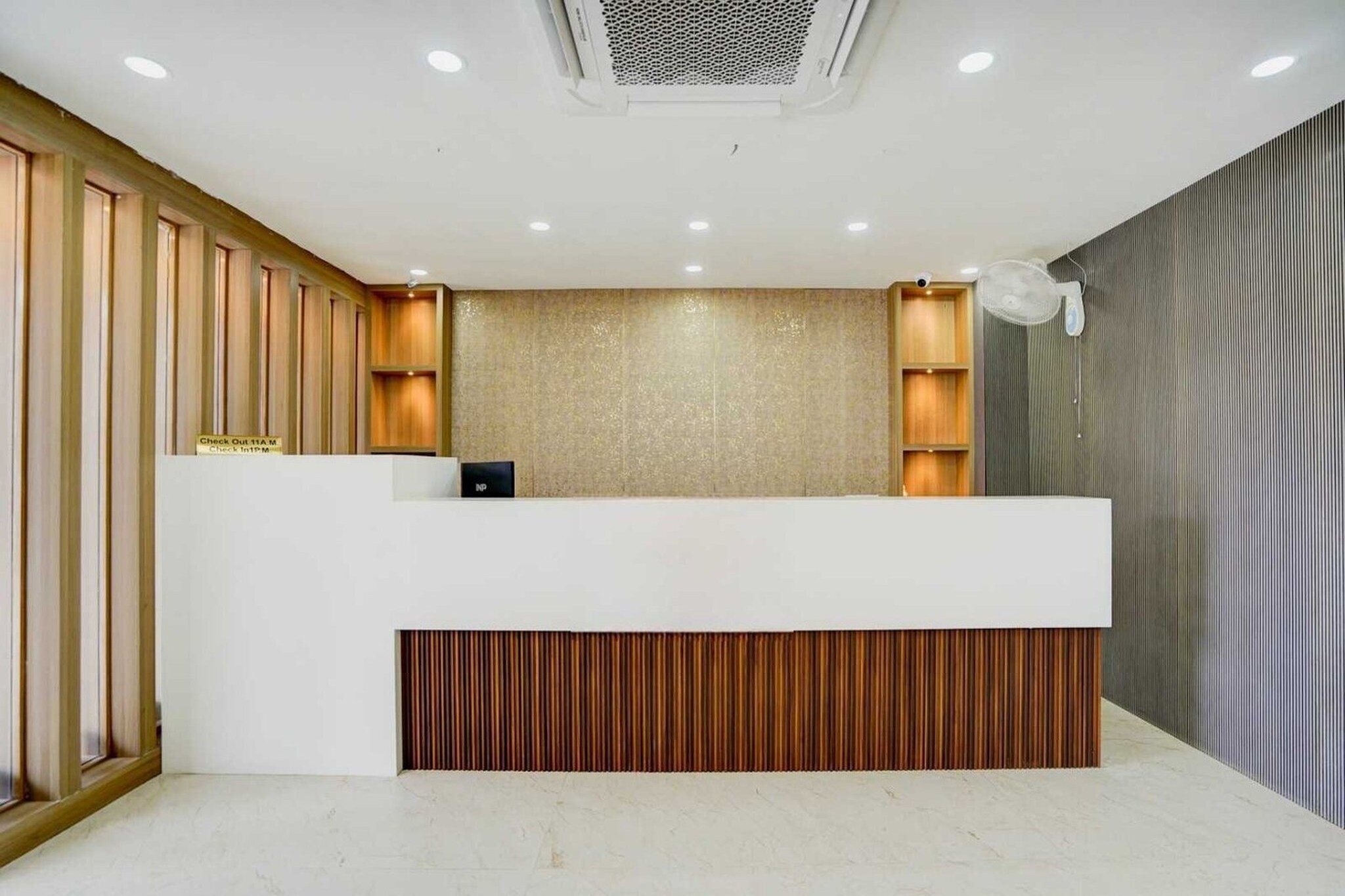 Ground floor: (bedroom(double bed, TV, seating area, air conditioning, telephone, Floor mattress), bathroom(bathtub or shower, shower, washbasin, toilet, Towels incl., shampoo, body soap, hot water), lift)