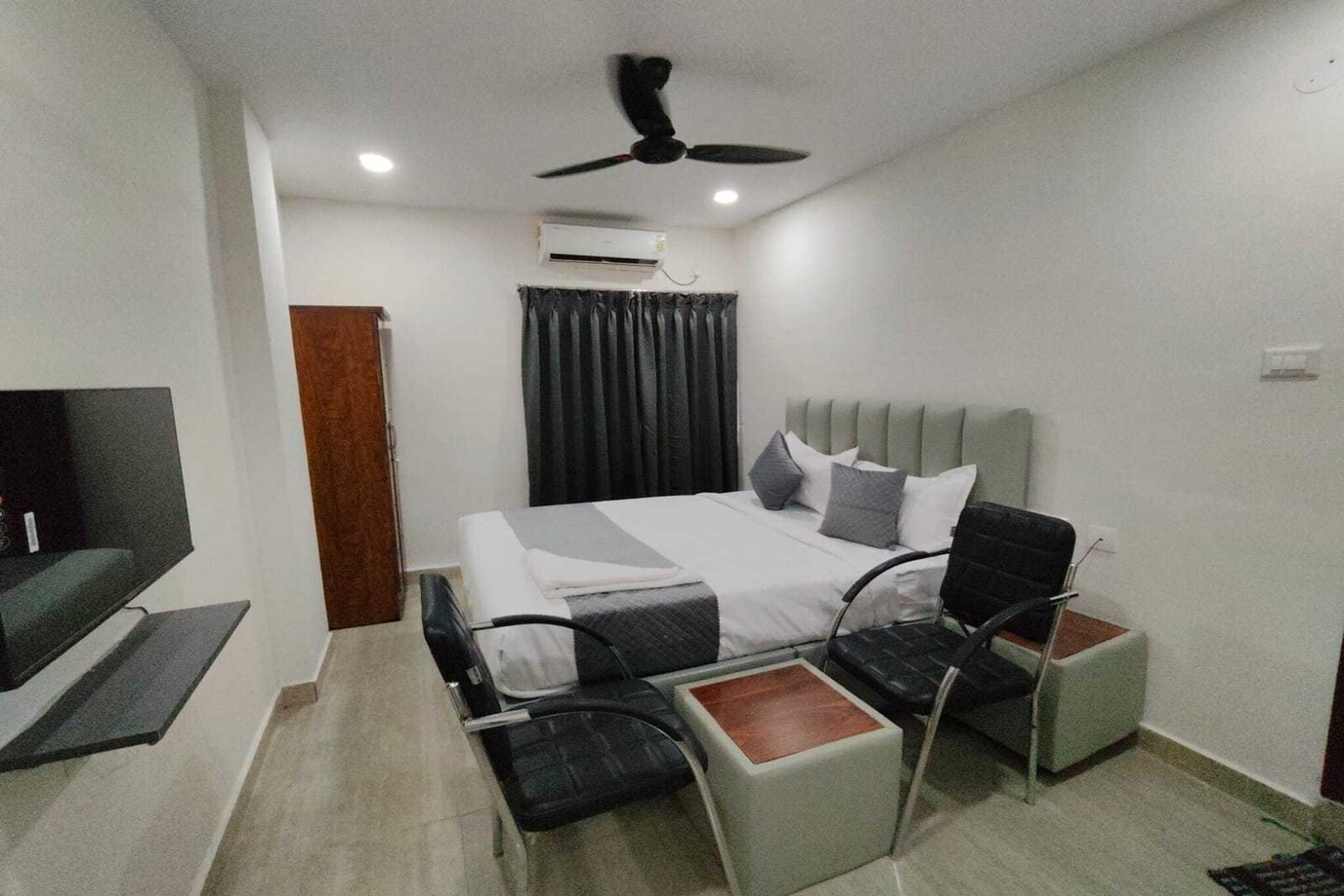 Enjoy a comfortable and hassle-free experience at our thoughtfully designed property. Each room is equipped with modern amenities, cozy bedding, and elegant decor to make you feel right at home. Located conveniently with easy access to public transport and major attractions, it's perfect for both business and leisure travelers. Cleanliness and guest comfort are our top priorities, and our team is available 24/7 to assist you throughout your stay.
Early Check-In Policy: A full day’s room rate will be charged for check-ins before 6:00 AM. Complimentary early check-in is available between 6:00 AM and 10:00 AM, subject to room availability.
Check-in is only available to guests aged 18 and above. Please provide a government-issued ID to confirm your age.