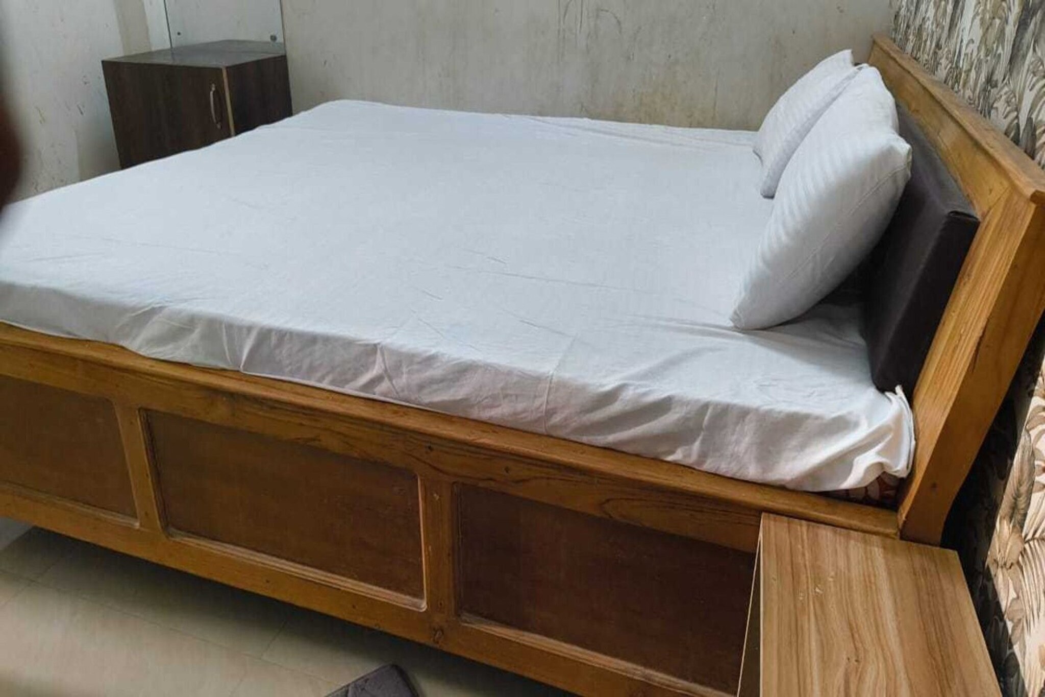 Comfortable Accommodations: Hotel O Bihar Sharif Railway Junction Formerly Shree Balajee in Bihār Sharīf offers family rooms with air-conditioning, private bathrooms, and free WiFi. Each room includes a work desk, seating area, TV, and free toiletries. Convenient Facilities: Guests benefit from a 24-hour front desk, daily housekeeping service, room service, and luggage storage. The hotel provides free WiFi throughout the property, ensuring connectivity for all visitors. Accessible Location: Located 73 km from Jay Prakash Narayan Airport, the hotel is situated in Baiganabad. Nearby attractions include Rampur and Mauja Rampur, offering various activities for travellers. 

Early Check-In Policy: A full day’s room rate will be charged for check-ins before 6:00 AM. Complimentary early check-in is available between 6:00 AM and 10:00 AM, subject to room availability.
Check-in is only available to guests aged 18 and above. Please provide a government-issued ID to confirm your age.