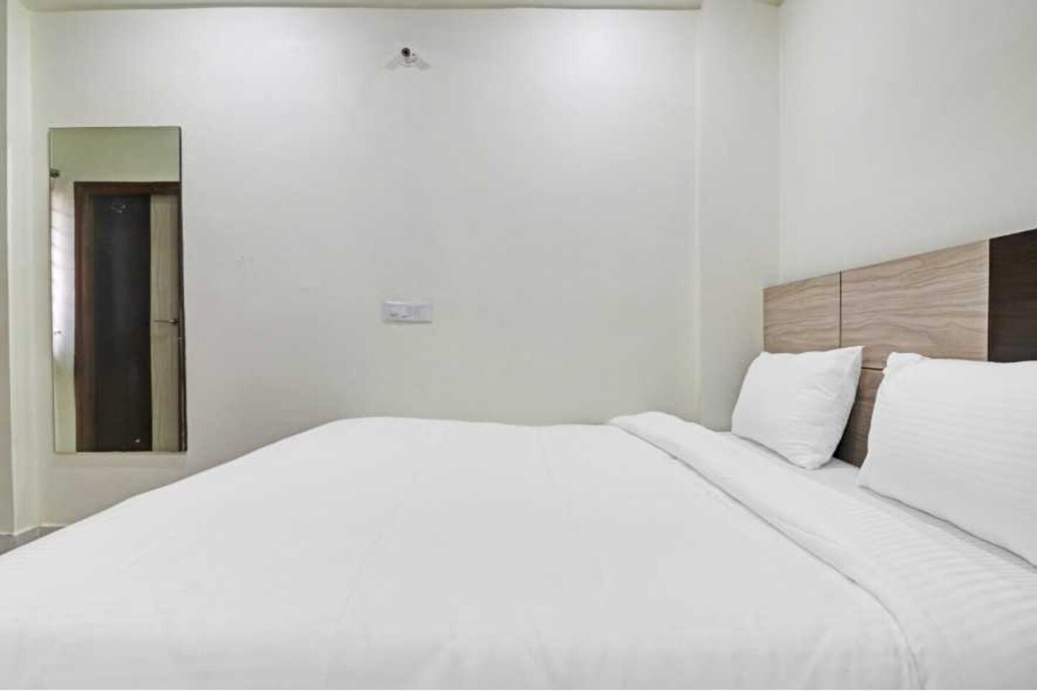 Comfortable Accommodations: Hotel O Seven Road Junction Formerly Nataraj Lodge in Srikakulam offers family rooms with air-conditioning, private bathrooms, work desks, and seating areas. Each room includes free toiletries, bath or shower, TV, and tiled floors. Essential Facilities: Guests enjoy free WiFi, a 24-hour front desk, daily housekeeping service, room service, and luggage storage. The hotel provides a welcoming environment with English and Hindi spoken languages. Convenient Location: Located near 7 Road Junction, Chinna Bazaar, Nehru Road, and G.T. Road, the hotel is 77 km from Dr. Babasaheb Ambedkar International Airport. Nearby attractions include Srikakulam Railway Station and Srikakulam Bus Station.
Early Check-In Policy: A full day’s room rate will be charged for check-ins before 6:00 AM. Complimentary early check-in is available between 6:00 AM and 10:00 AM, subject to room availability.
Check-in is only available to guests aged 18 and above. Please provide a government-issued ID to confirm your age.