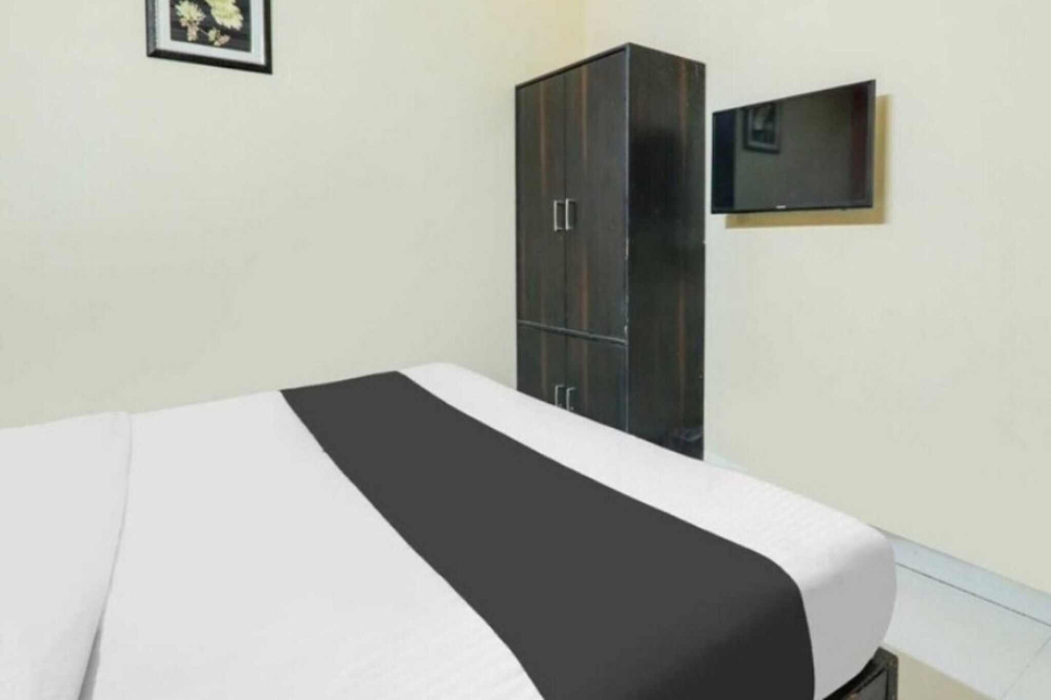 Comfortable Accommodations: Townhouse Varanasi Railway Station in Varanasi offers family rooms with air-conditioning, private bathrooms, work desks, and free WiFi. Each room includes a seating area, TV, and wardrobe. Dining Experience: The family-friendly restaurant serves Indian cuisine in a welcoming ambience. Guests can enjoy meals in the on-site restaurant or order room service. Convenient Facilities: The hotel features a lift, 24-hour front desk, daily housekeeping service, family rooms, room service, and luggage storage. Nearby Attractions: Manikarnika Ghat is 3 km away, Dasaswamedh Ghat 3.1 km, Kashi Vishwanath Temple 3.2 km, Varanasi Junction Railway Station 3.9 km, and Lal Bahadur Shastri International Airport 25 km from the property.
Early Check-In Policy: A full day’s room rate will be charged for check-ins before 6:00 AM. Complimentary early check-in is available between 6:00 AM and 10:00 AM, subject to room availability.
Check-in is only available to guests aged 18 and above. Please provide a government-issued ID to confirm your age.