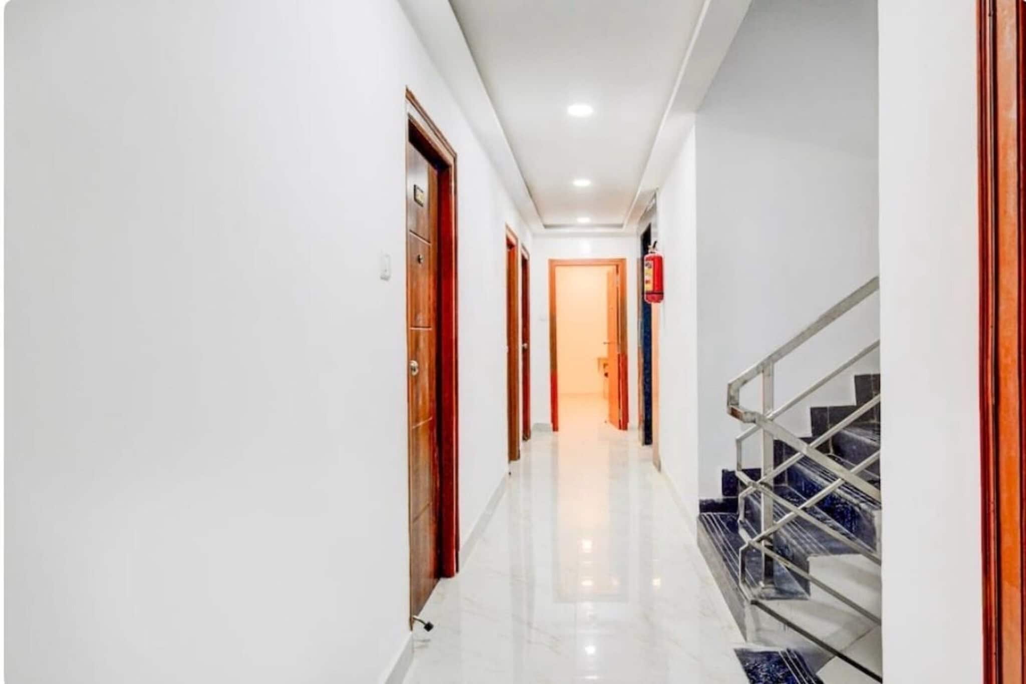 Ground floor: (bedroom(double bed, TV, seating area, air conditioning, telephone, Floor mattress), bathroom(bathtub or shower, shower, washbasin, toilet, Towels incl., shampoo, body soap, hot water), lift)