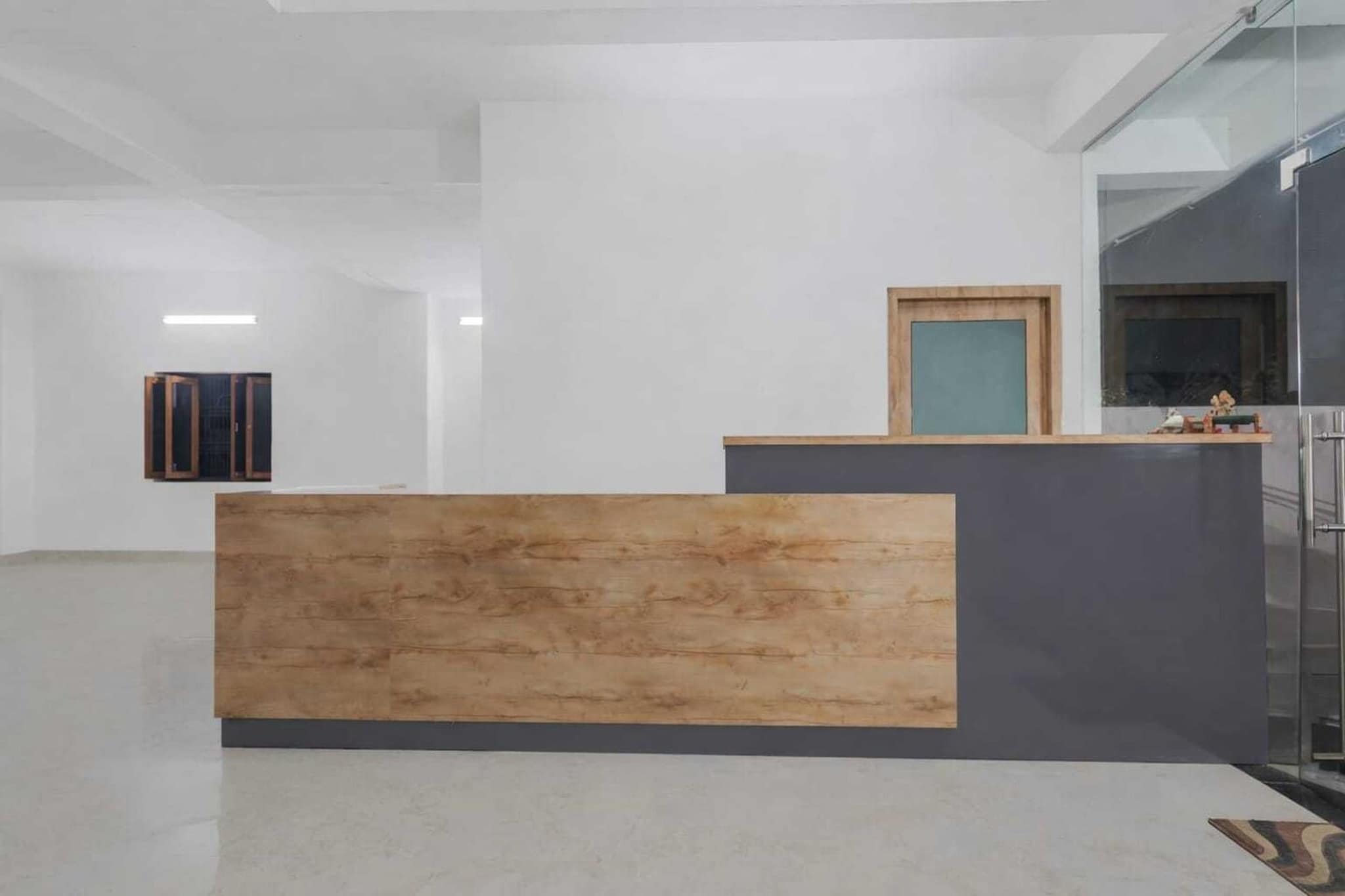 Ground floor: (bedroom(double bed, TV, seating area, air conditioning, telephone, Floor mattress), bathroom(bathtub or shower, shower, washbasin, toilet, Towels incl., shampoo, body soap, hot water), lift)