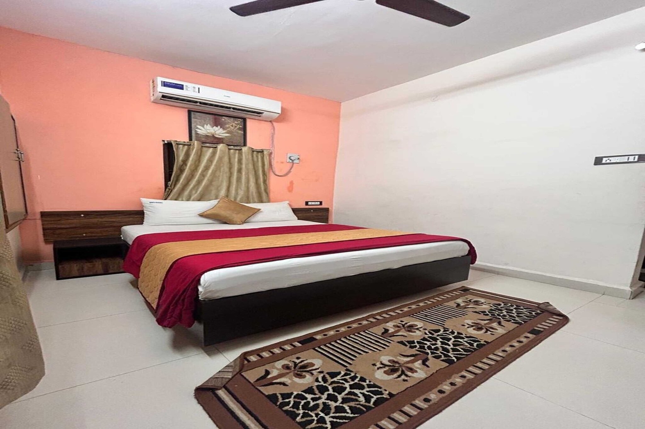Comfortable Accommodations: Hotel O Kurnool Railway Station Road in Kurnool offers family rooms with air-conditioning, private bathrooms, work desks, and seating areas. Each room includes free toiletries, a bath or shower, TV, and tiled floors. Essential Facilities: Guests enjoy free WiFi, a 24-hour front desk, daily housekeeping service, room service, and luggage storage. The hotel provides a welcoming environment with English and Hindi spoken at reception. Convenient Location: Situated 25 km from Kurnool Airport, the hotel is located on SBI Bank Main Circle, Club Road. Nearby attractions include the Kurnool Railway Station and various shopping centres.
Unmarried couples are warmly welcome at this property.
Guests with local ID proof are warmly welcome.
Foreign guests are welcome and allowed to stay at this property without any restrictions
Early Check-In Policy: A full day’s room rate will be charged for check-ins before 6:00 AM. Complimentary early check-in is available between 6:00 AM and 10:00 AM, subject to room availability.
Check-in is only available to guests aged 18 and above. Please provide a government-issued ID to confirm your age.