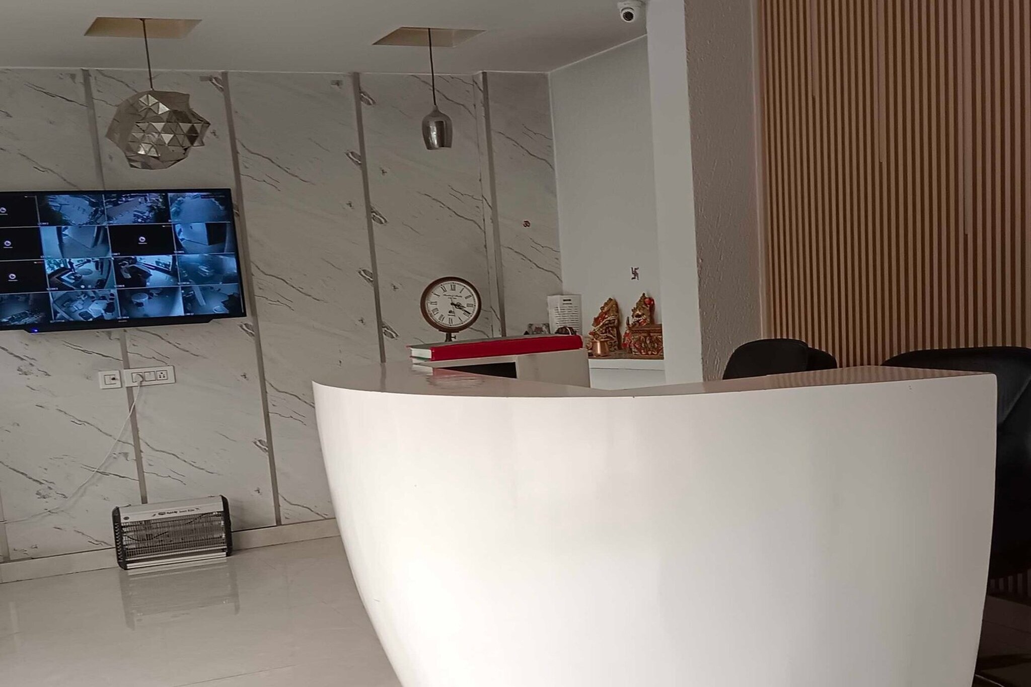 Ground floor: (bedroom(double bed, TV, seating area, air conditioning, telephone, Floor mattress), bathroom(bathtub or shower, shower, washbasin, toilet, Towels incl., shampoo, body soap, hot water))