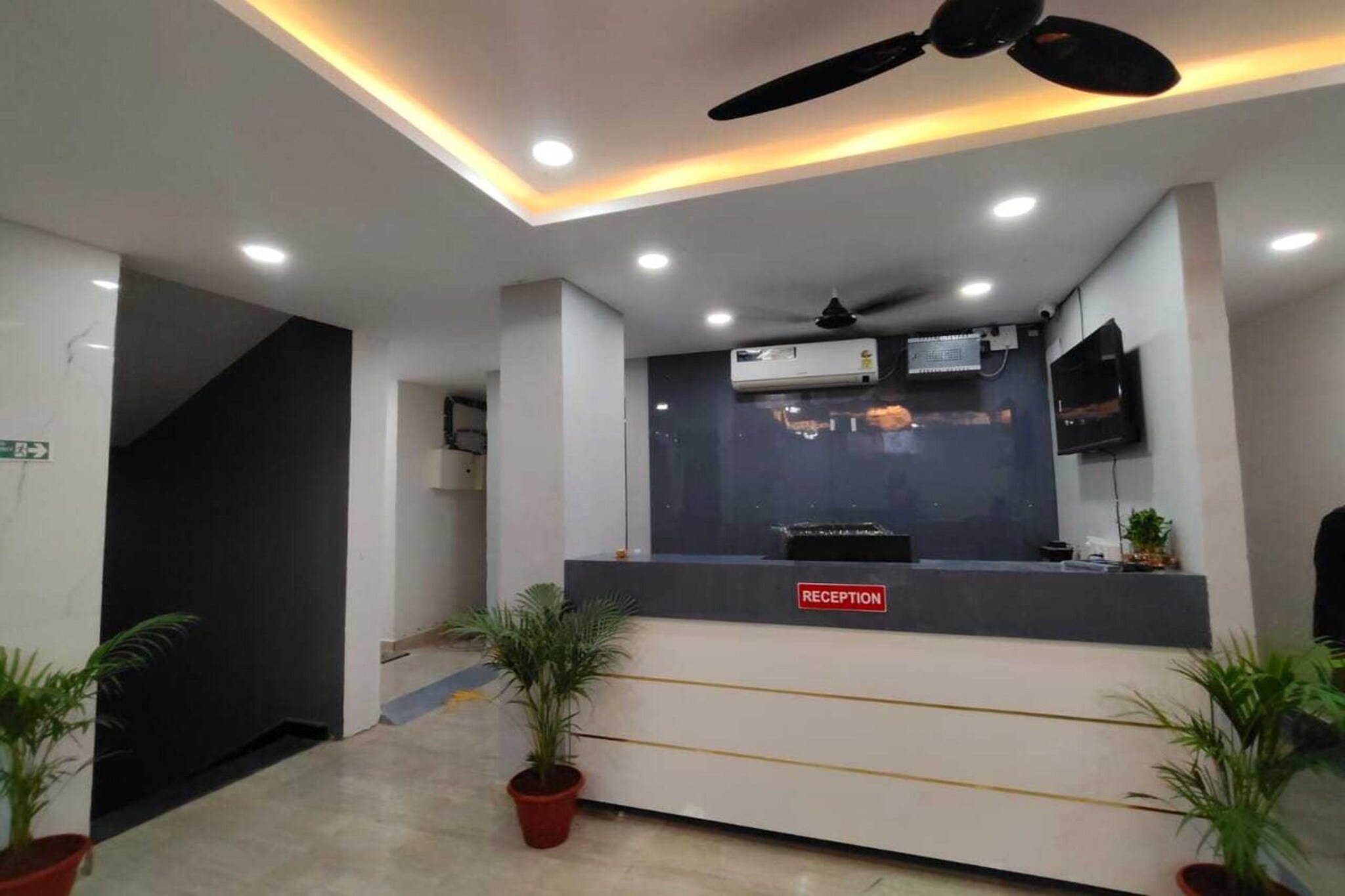Ground floor: (bedroom(double bed, TV, seating area, air conditioning, telephone, Floor mattress), bathroom(bathtub or shower, shower, washbasin, toilet, Towels incl., shampoo, body soap, hot water), lift)