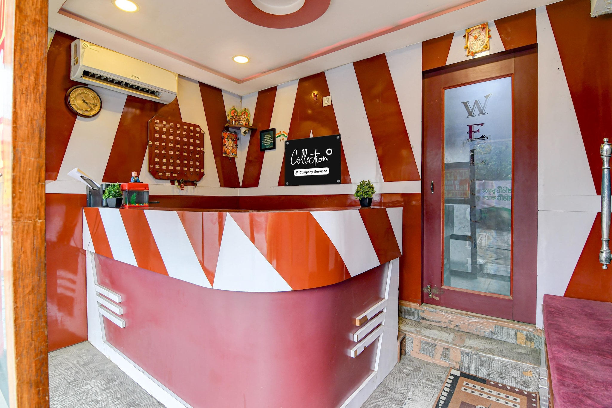 Ground floor: (bedroom(double bed, TV, seating area, air conditioning, telephone, Floor mattress), bathroom(bathtub or shower, shower, washbasin, toilet, Towels incl., shampoo, body soap, hot water), Parking, lift, Laundry Package incl.)