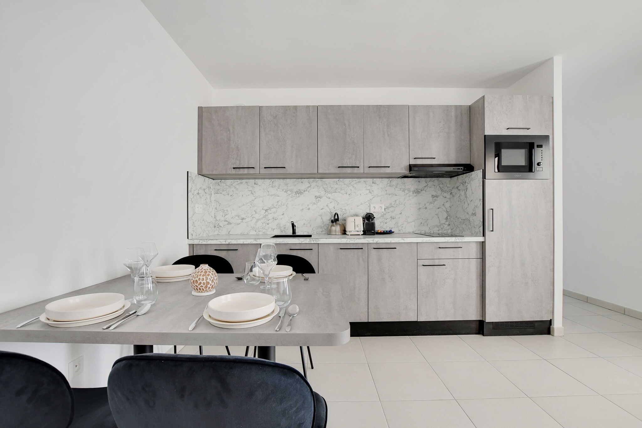 📌 Checkmyguest offers you an elegant 52m² apartment in Suresnes, perfect for a peaceful getaway on the doorstep of Paris. Enjoy a modern setting, a pleasant balcony, and quick access to La Défense and the city center. Ideal for a couple or solo traveler seeking comfort and tranquility.
The apartment is ideally located with excellent transport connections to Paris and beyond:
🚇 Puteaux Station is a 9-minute walk away, with Train Lines L and U and Tramway T2
🚇 Metro Line 1 – Esplanade de la Défense is a 23-minute walk away
🚌 Several bus lines nearby for quick access to central Paris
✈️ Airports (CDG and Orly) are reachable by public transport or via shuttle services from major train stations